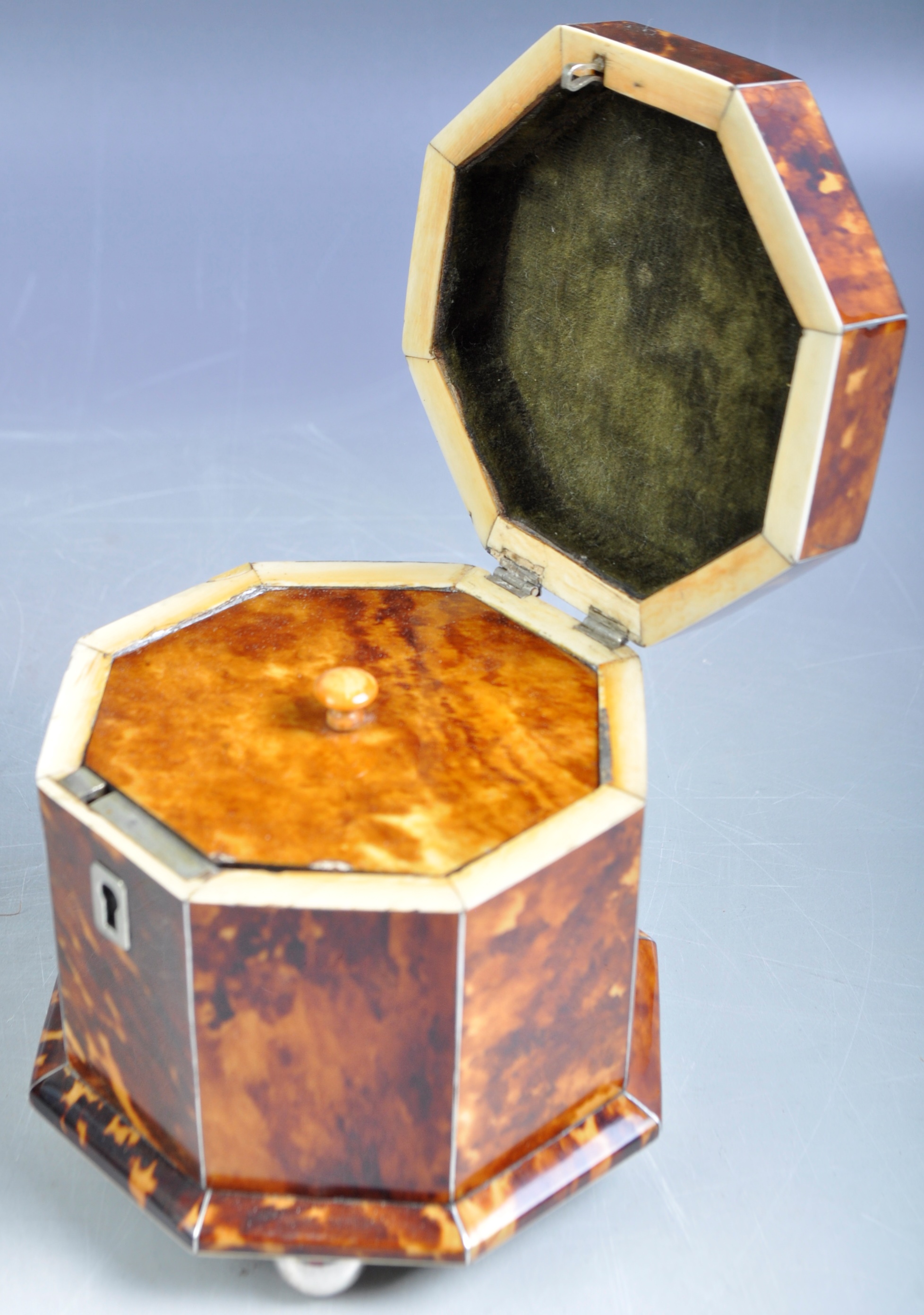 STUNNING PAIR OF 19TH CENTURY OCTAGONAL TORTOISESHELL TEA CADDIES - Image 3 of 6