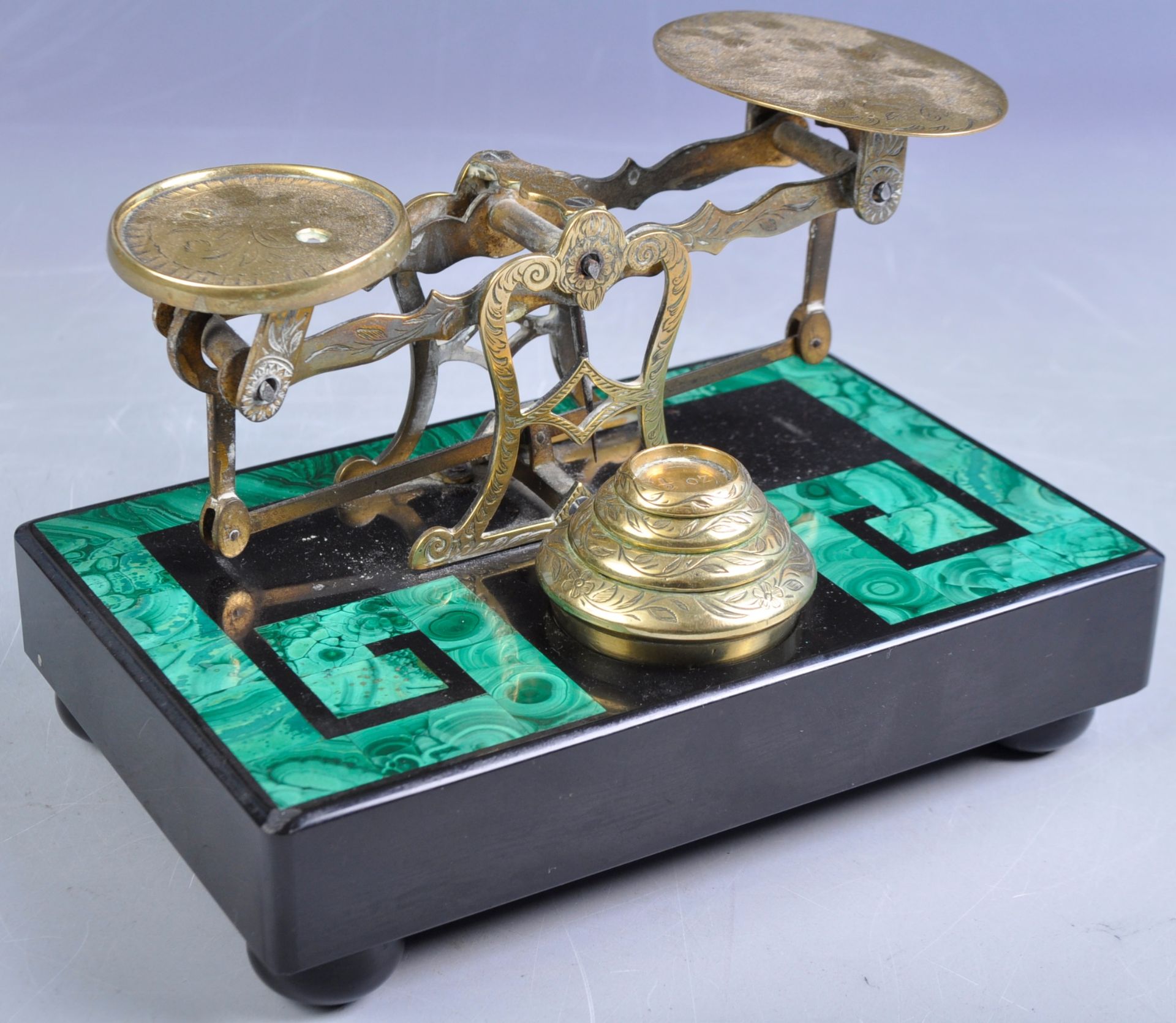 19TH CENTURY VICTORIAN MALACHITE AND BLACK SLATE WEIGHING SCALES - Bild 7 aus 8