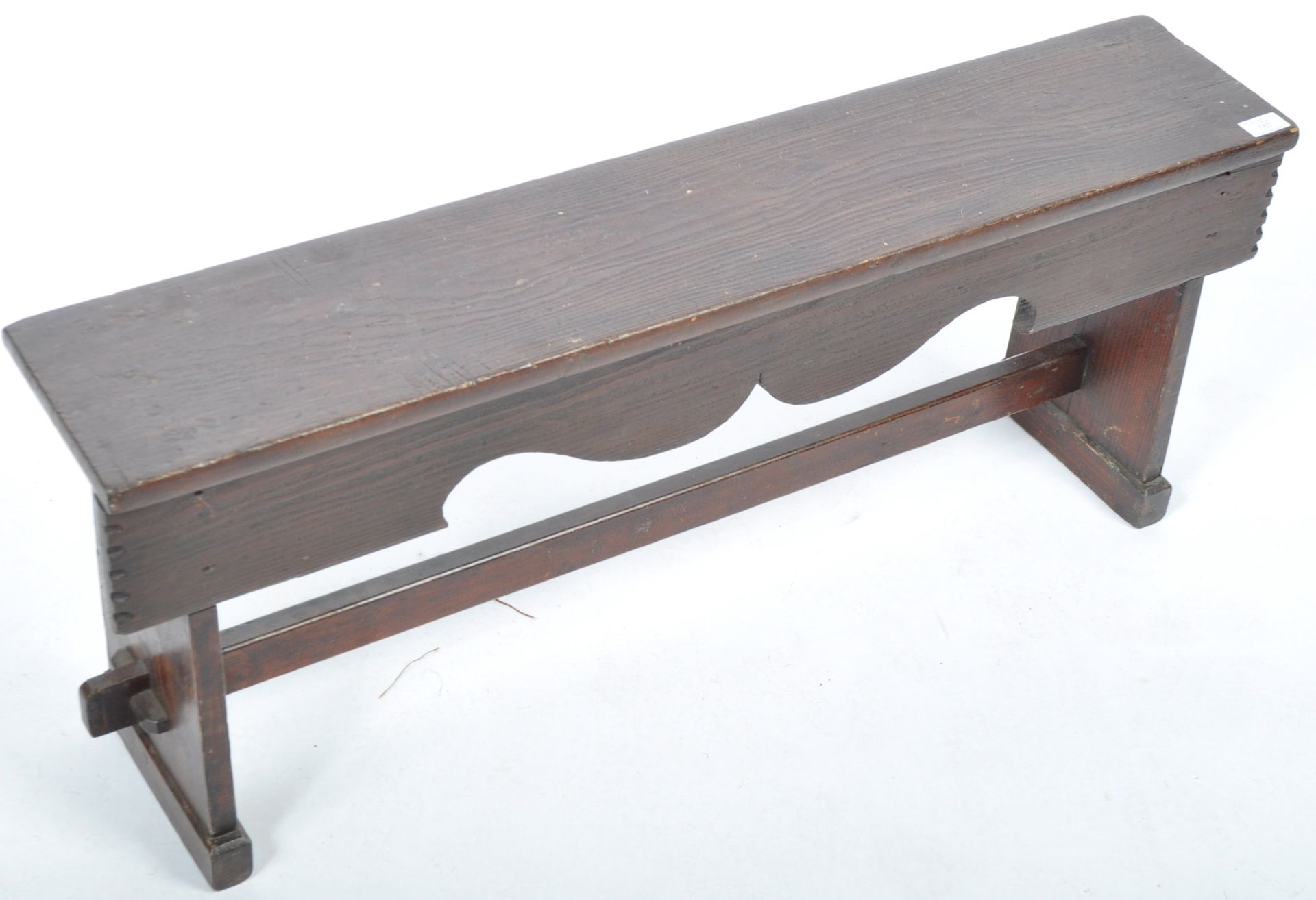 18TH CENTURY GEORGIAN COUNTRY OAK BENCH OF GOOD PROPORTIONS - Image 2 of 4
