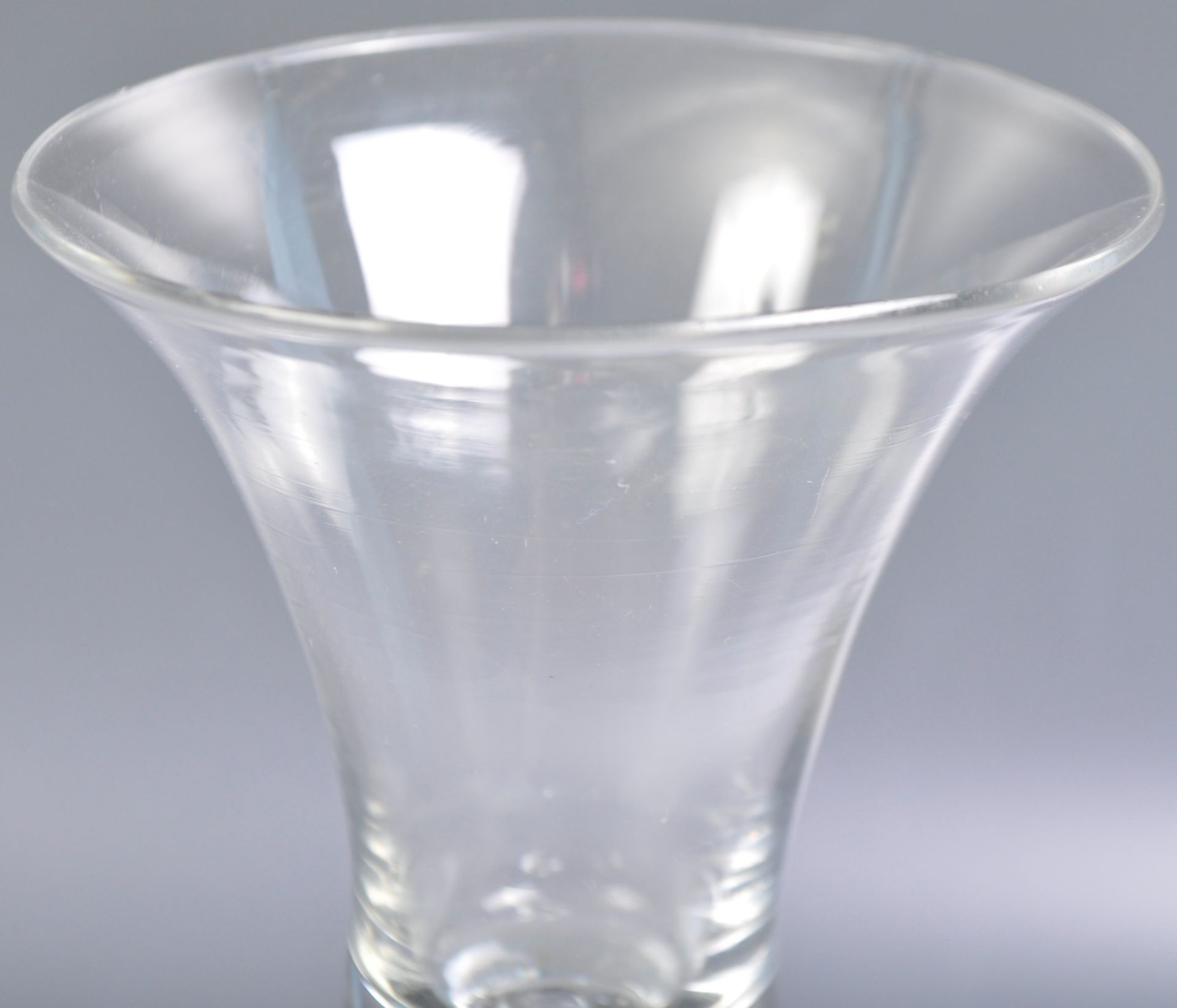 ANTIQUE 18TH CENTURY GEORGIAN PLAIN STEM WINE GLASS - Image 5 of 5