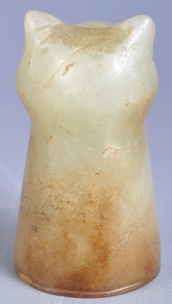 19TH CENTURY CHINESE CARVED JADE CAT THIMBLE / MEASURE - Image 2 of 3