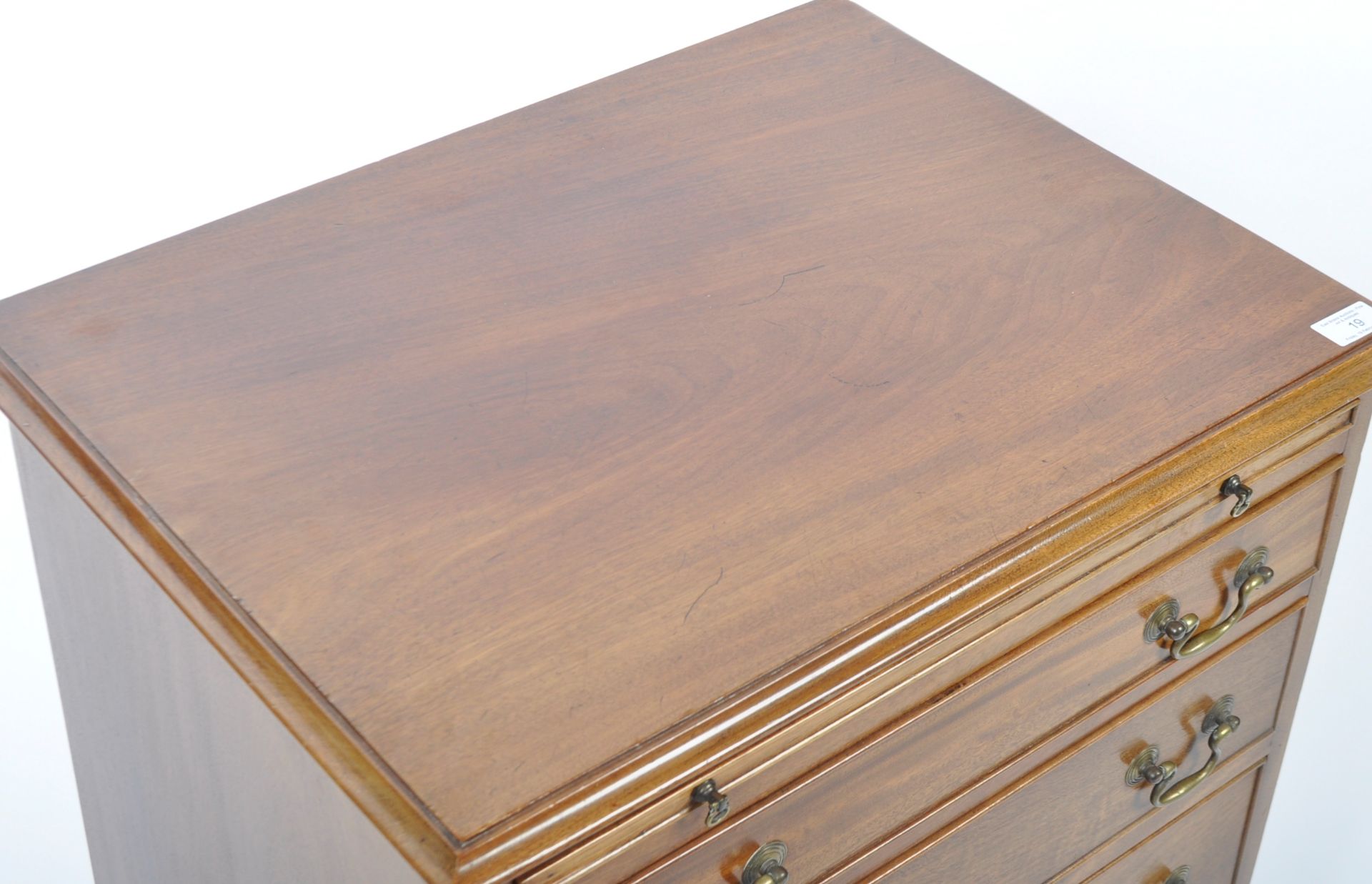 19TH CENTURY GEORGIAN BACHELORS MAHOGANY CHEST OF DRAWERS - Image 2 of 5