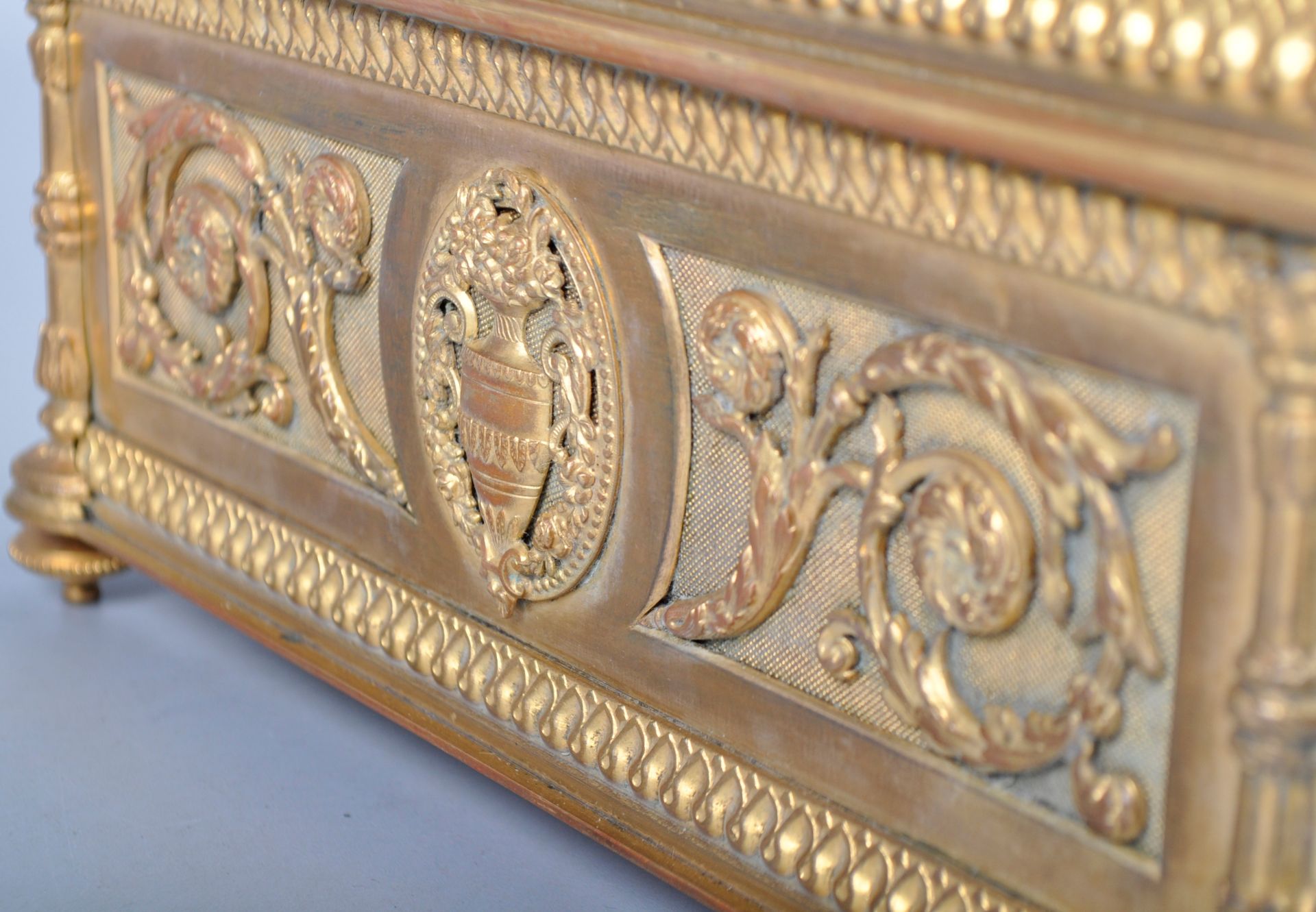 19TH CENTURY FRENCH PALAIS ROYALE GILDED ORMOLU CASKET - Image 6 of 6