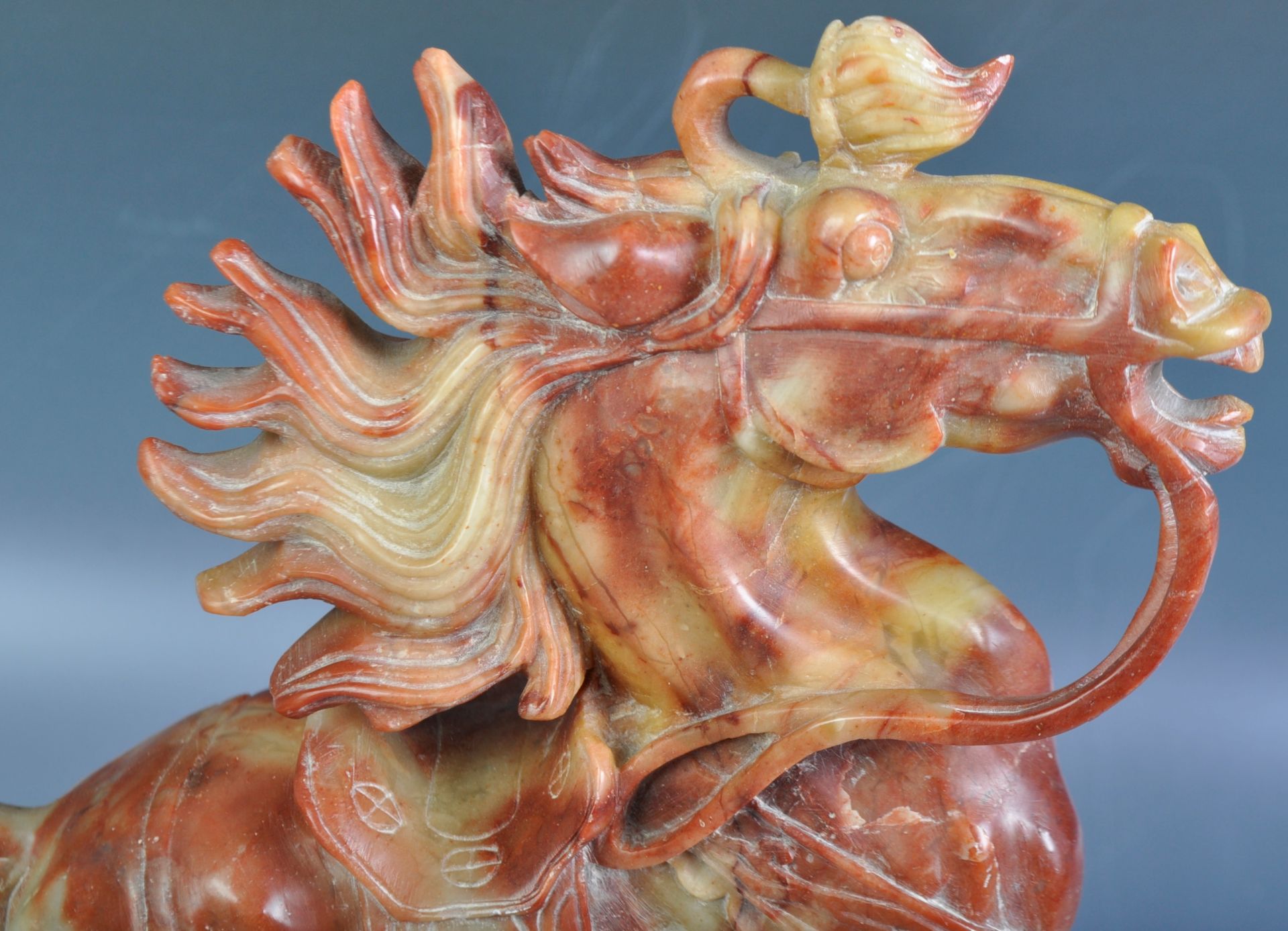 EARLY 20TH CENTURY CHINESE SOAPSTONE WARHORSE - Bild 2 aus 5