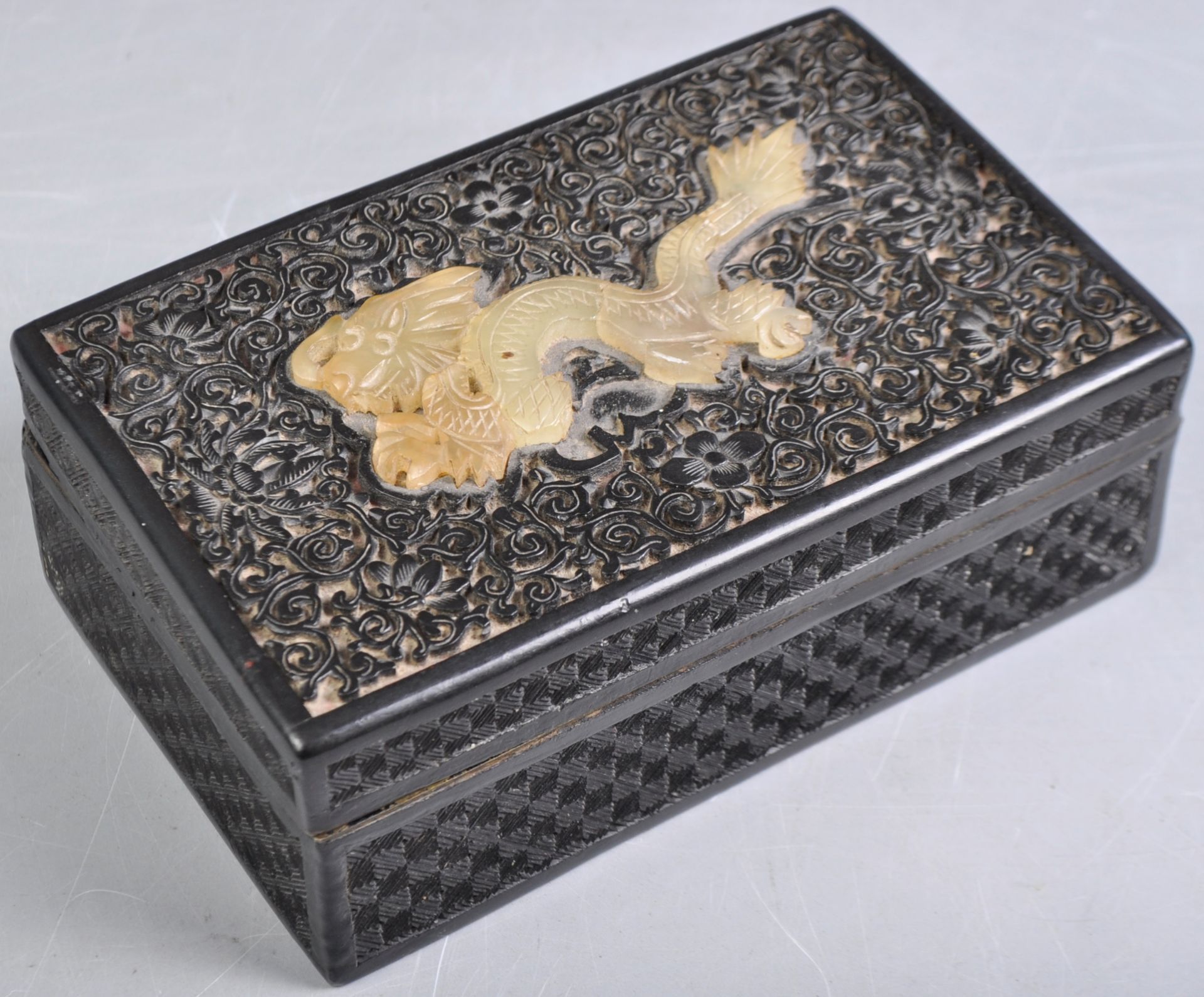 19TH CENTURY CHINESE BLACK LACQUERED BOX WITH JAD DRAGON ATOP