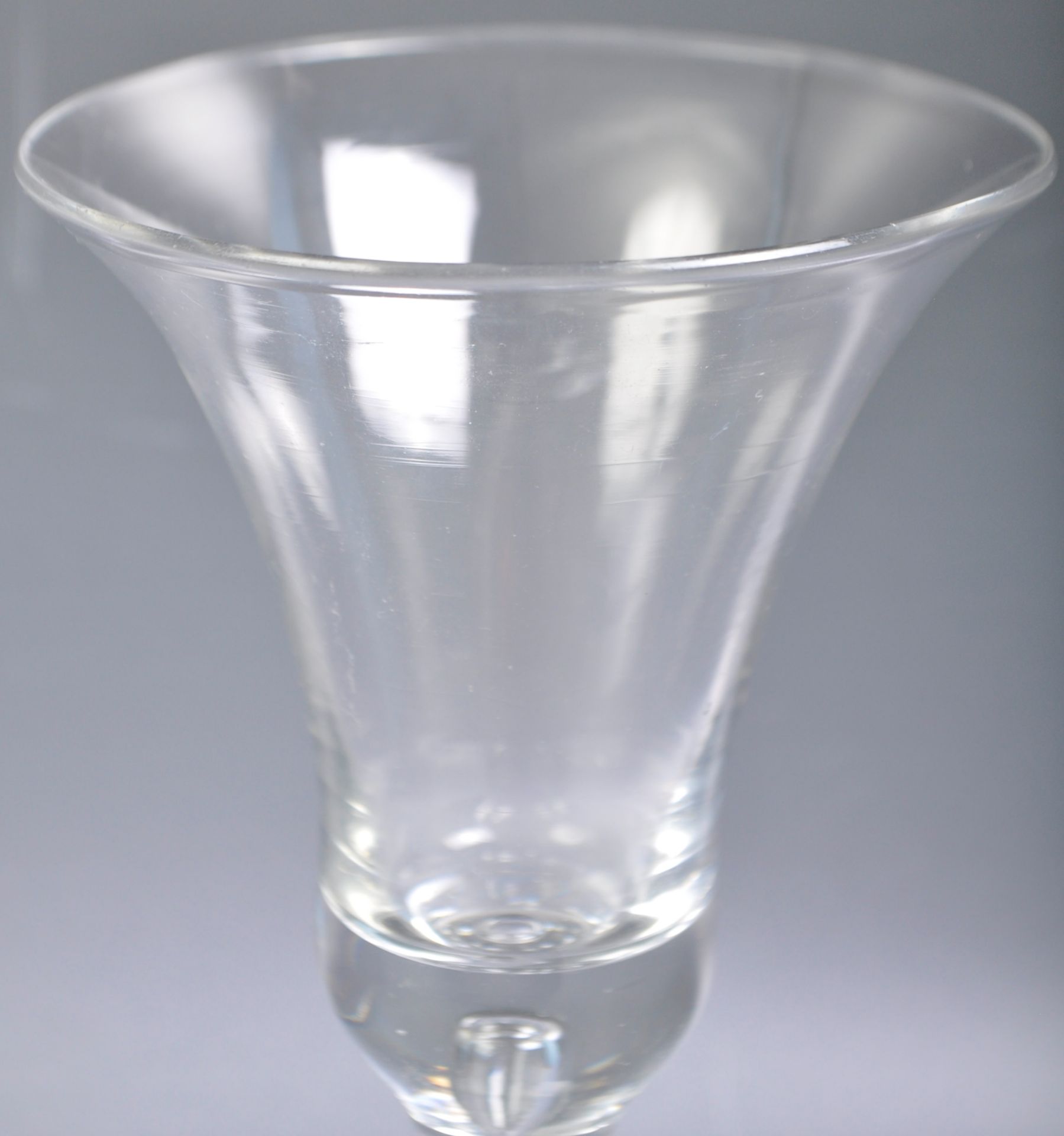 ANTIQUE 18TH CENTURY GEORGIAN PLAIN STEM WINE GLASS - Image 4 of 5