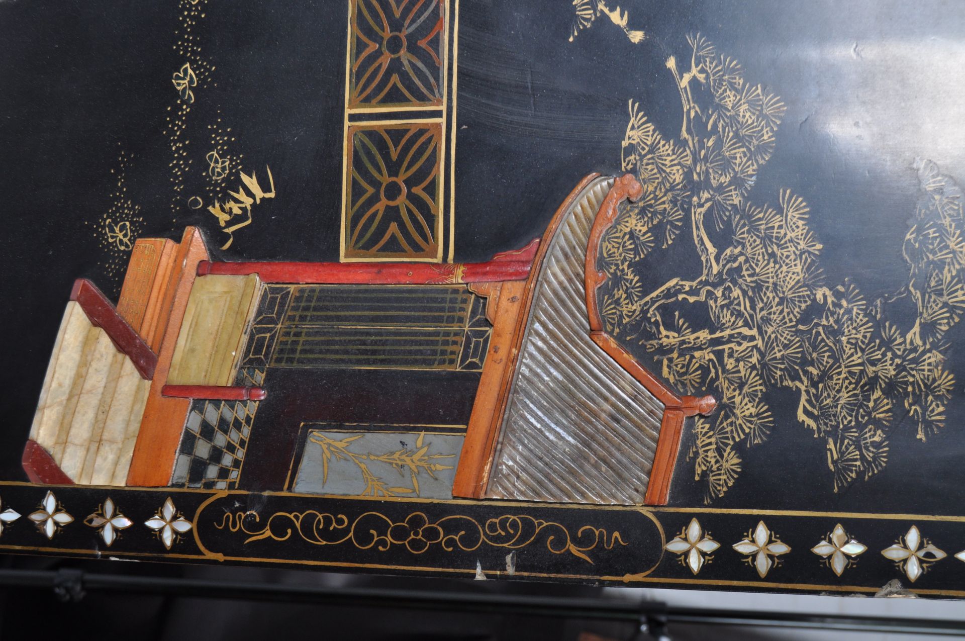 19TH CENTURY JAPANESE BLACK LACQUER AND SHIBAYAMA FOUR FOLD SCREEN - Bild 16 aus 25