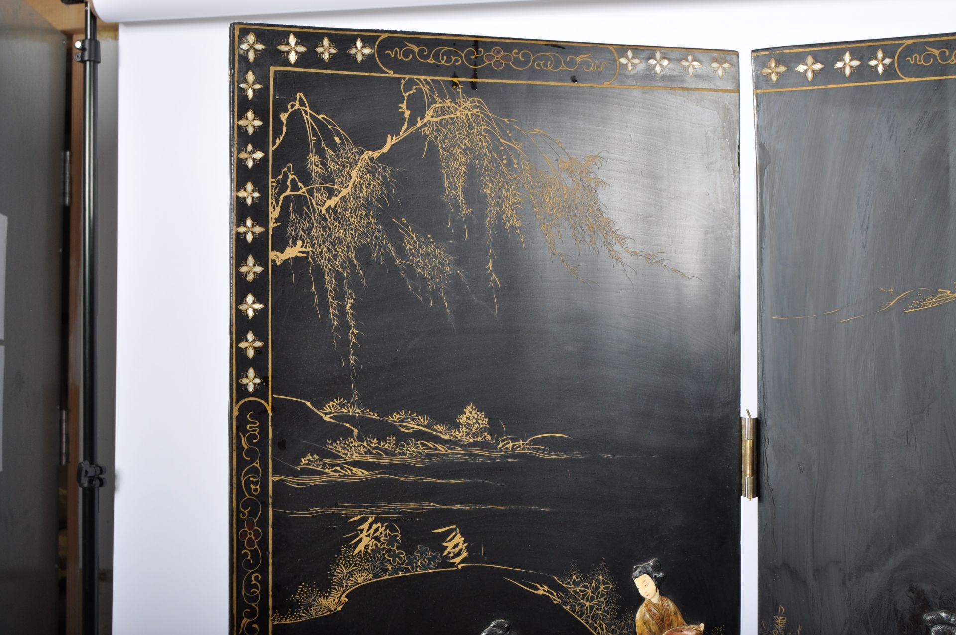 19TH CENTURY JAPANESE BLACK LACQUER AND SHIBAYAMA FOUR FOLD SCREEN - Bild 2 aus 25