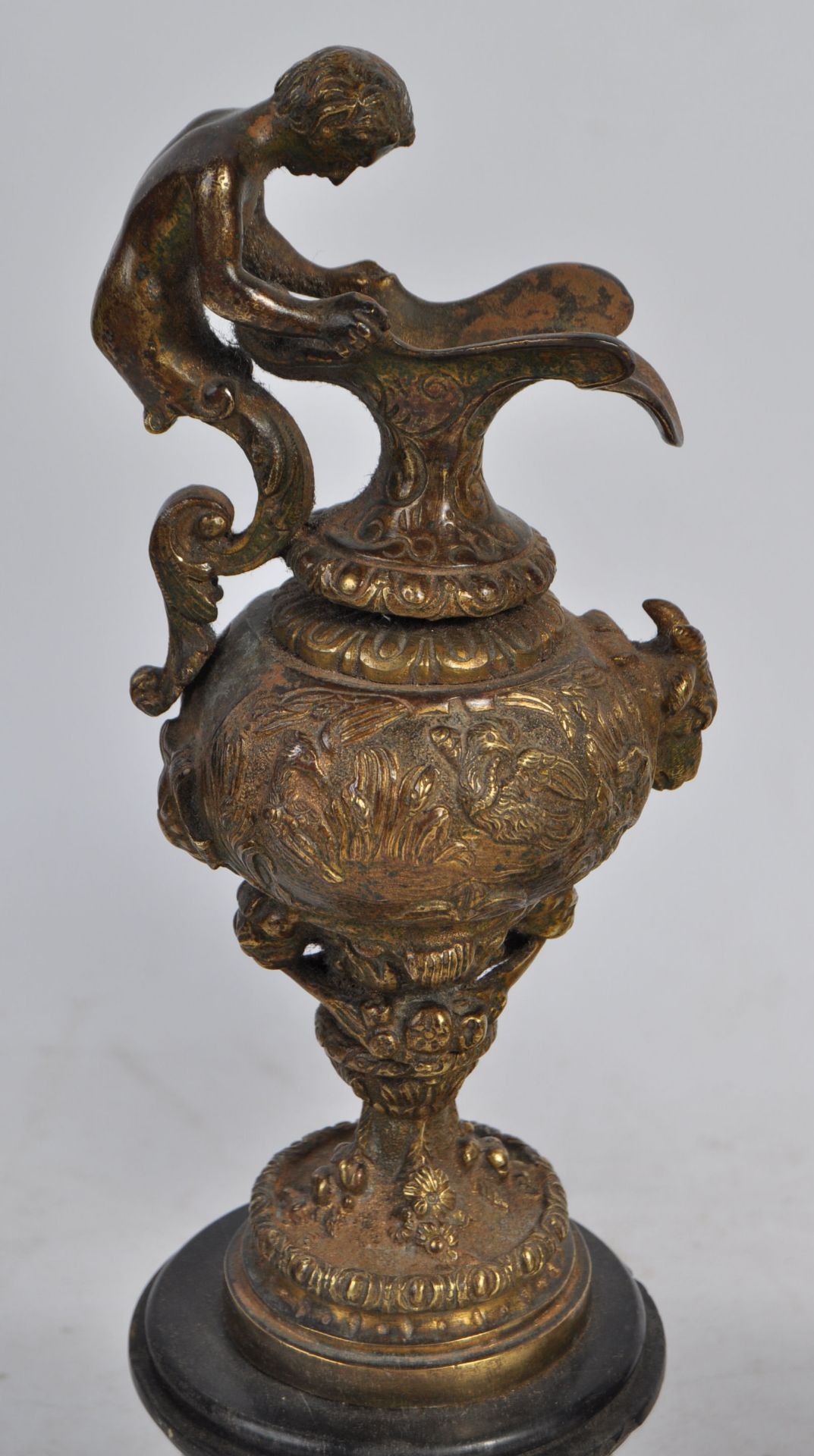 PAIR OF 19TH CENTURY BRONZE AND MARBLE URNS - Bild 3 aus 5