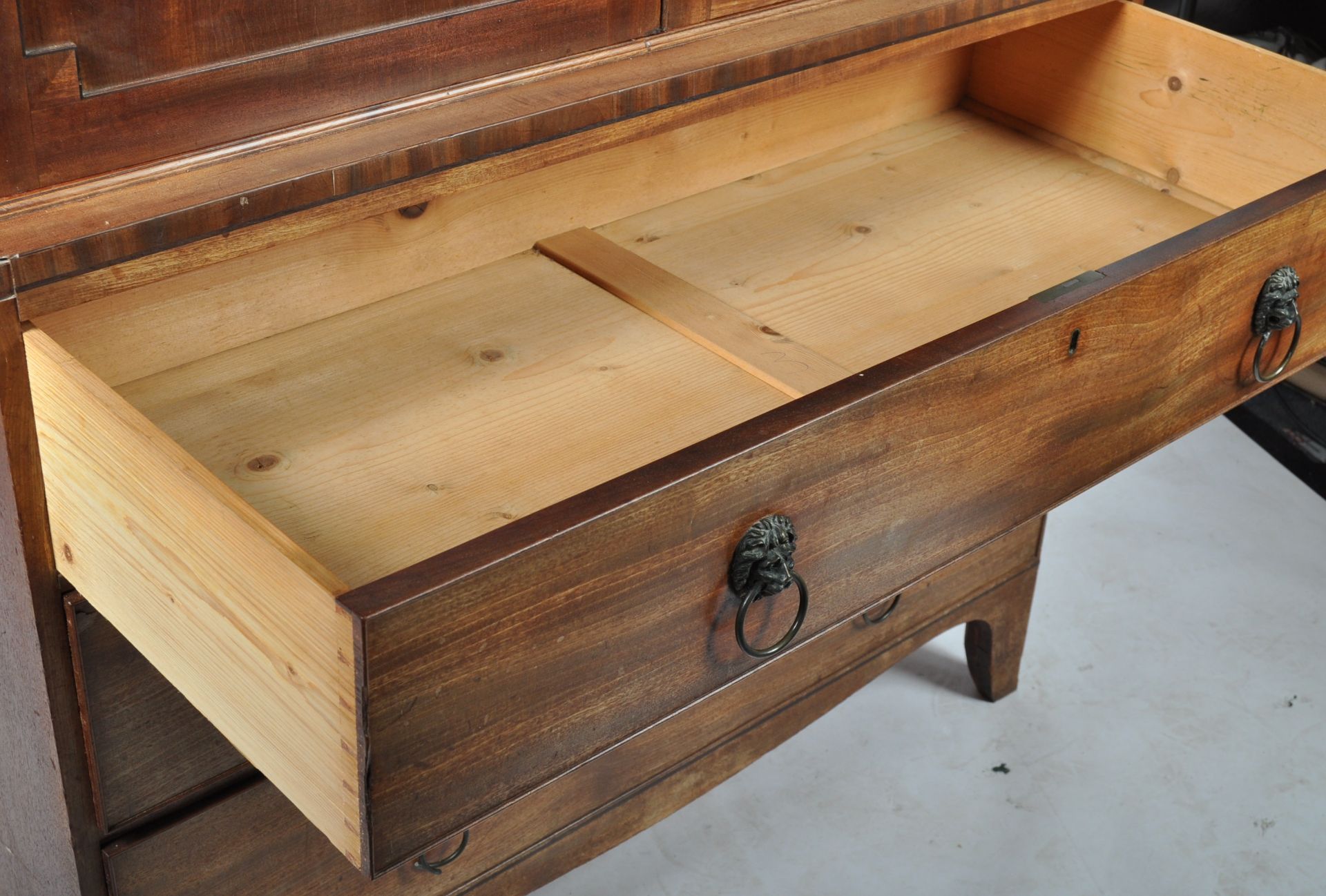 18TH CENTURY GEORGIAN MAHOGANY COUNTRY HOUSE LINEN PRESS - Image 4 of 7