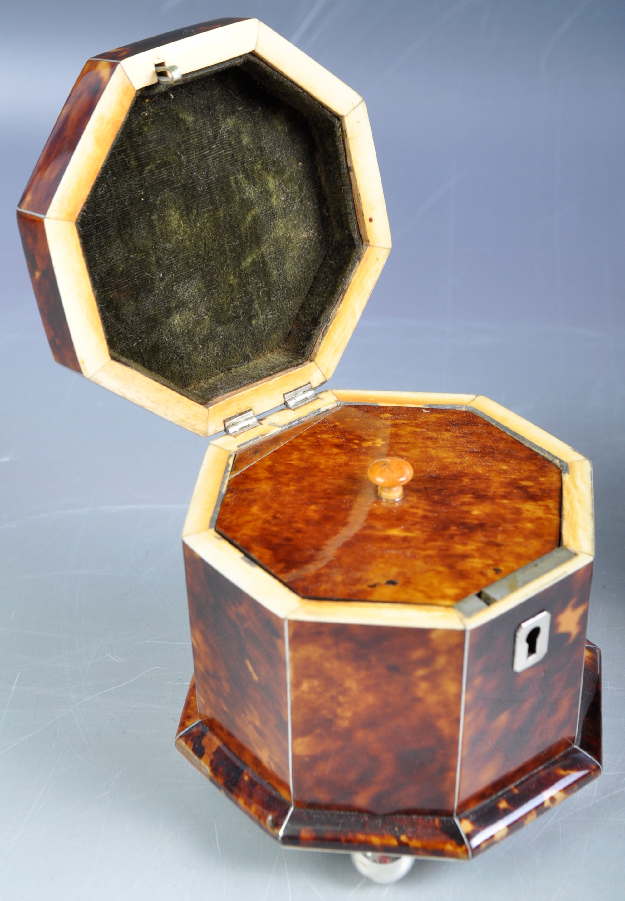 STUNNING PAIR OF 19TH CENTURY OCTAGONAL TORTOISESHELL TEA CADDIES - Image 2 of 6