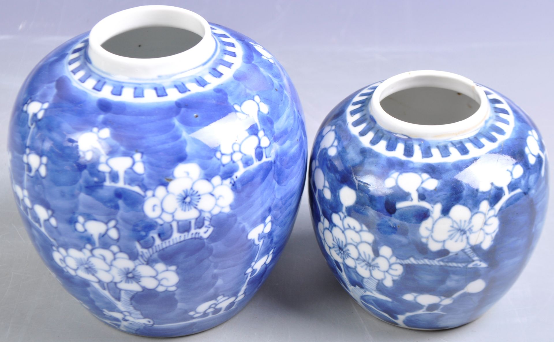 GRADUATING PAIR OF ANTIQUE CHINESE PRUNUS PATTERN GINGER JARS - Bild 6 aus 8