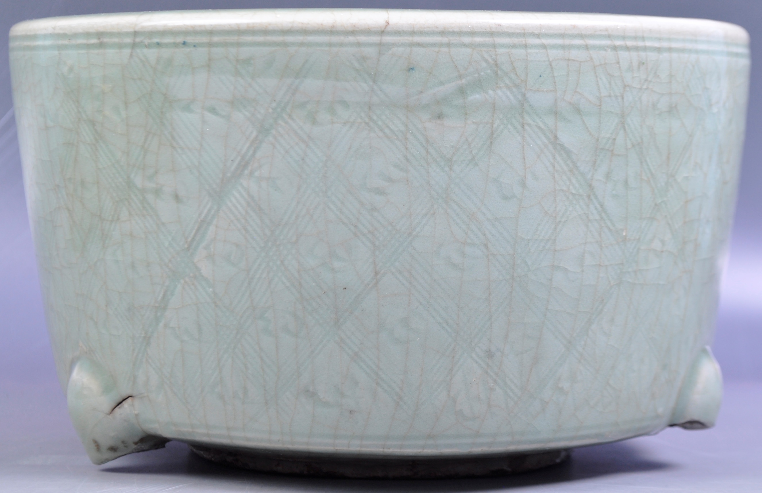 ANTQIUE CHINESE MING DYNASTY GREEN CELADON LARGE POT