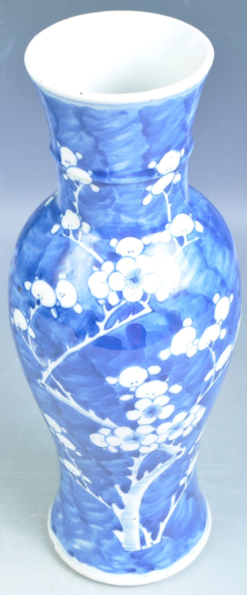 19TH CENTURY CHINESE BLUE & WHITE PRUNUS PATTERN VASE - Image 4 of 5