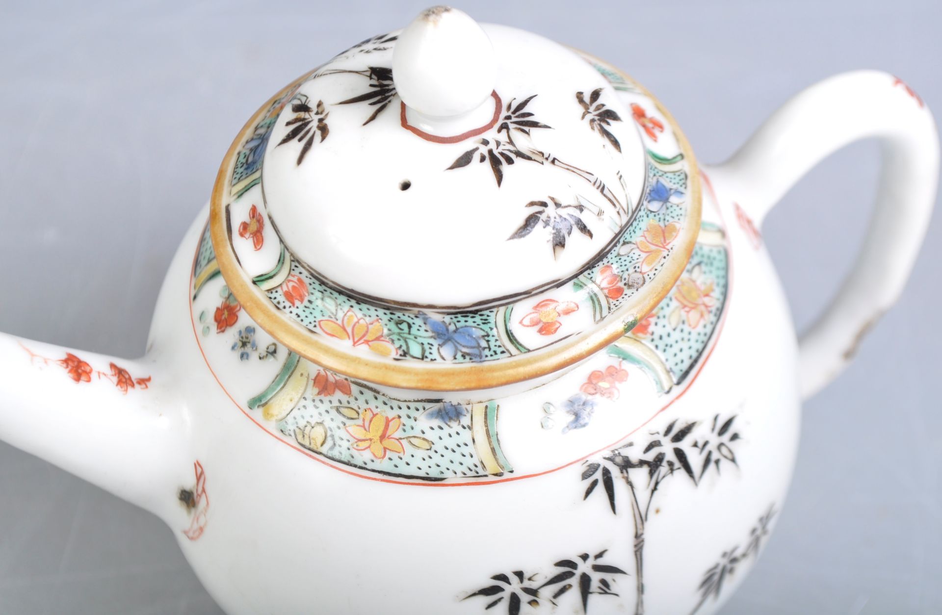 19TH CENTURY CHINESE HAND PAINTED CERAMIC TEAPOT - Bild 2 aus 5