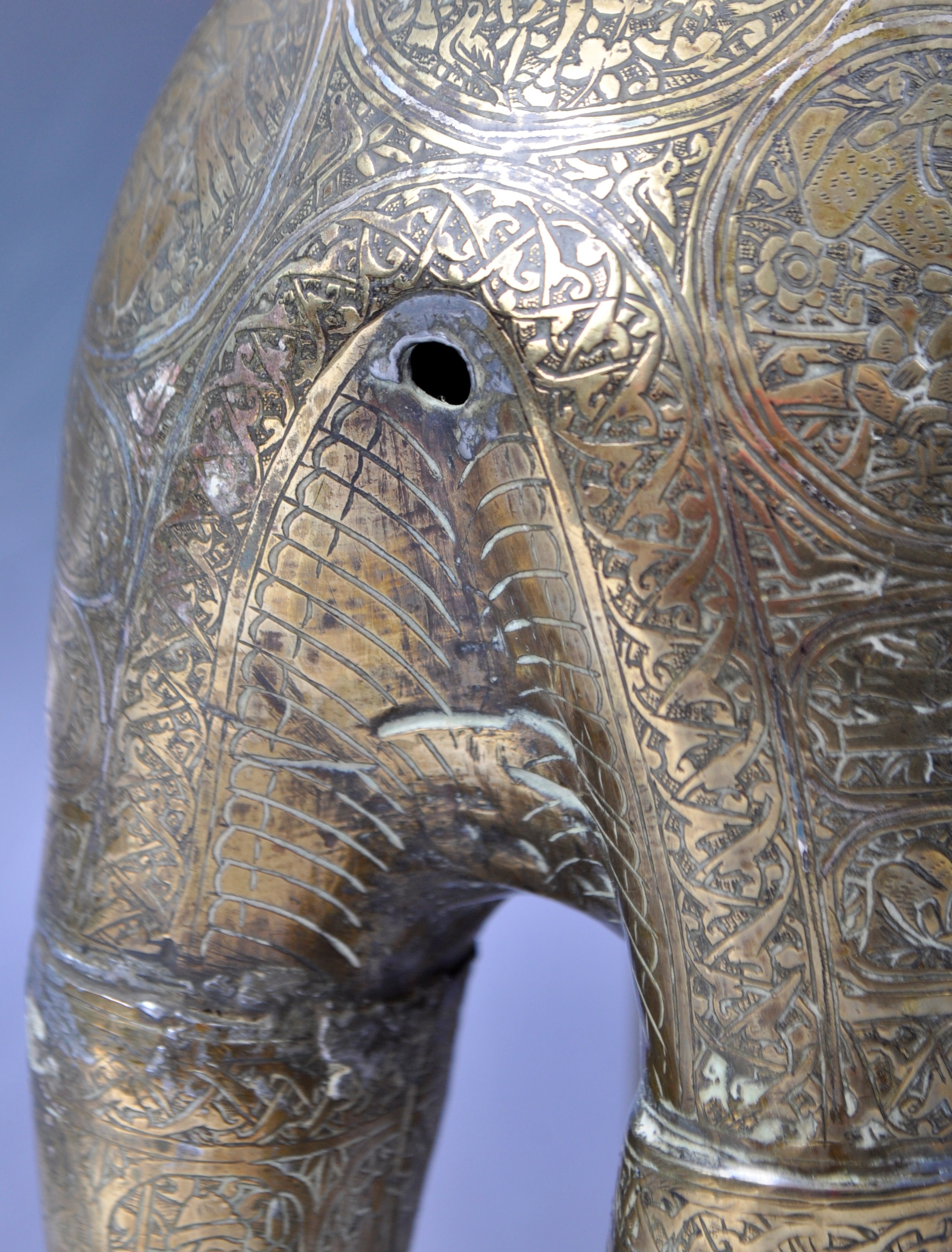 19TH CENTURY INDIAN / MIDDLE EASTERN FINELY ENGRAVED BRASS ELEPHANTS - Image 6 of 8