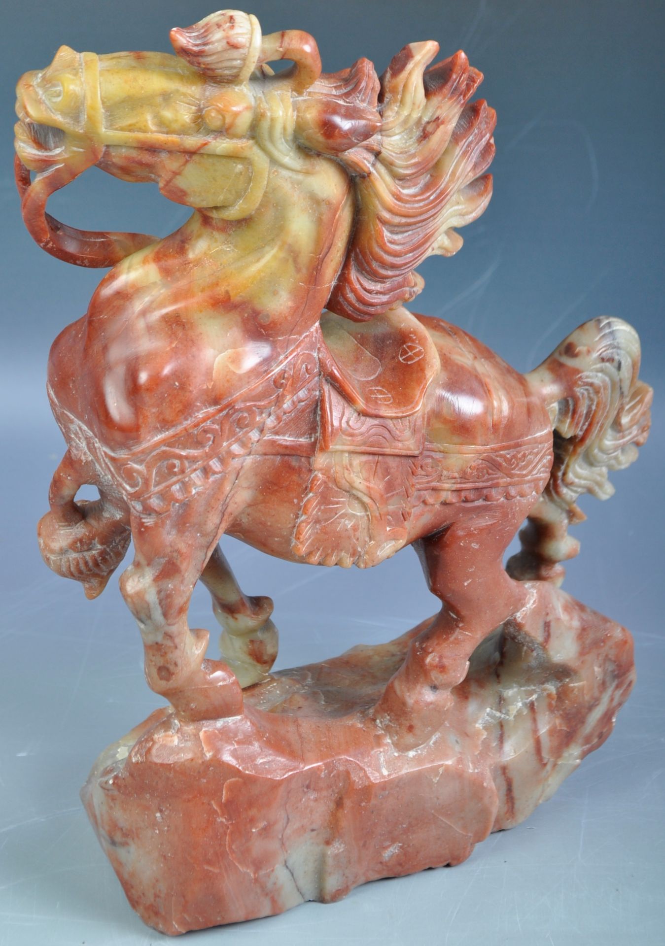 EARLY 20TH CENTURY CHINESE SOAPSTONE WARHORSE - Bild 4 aus 5