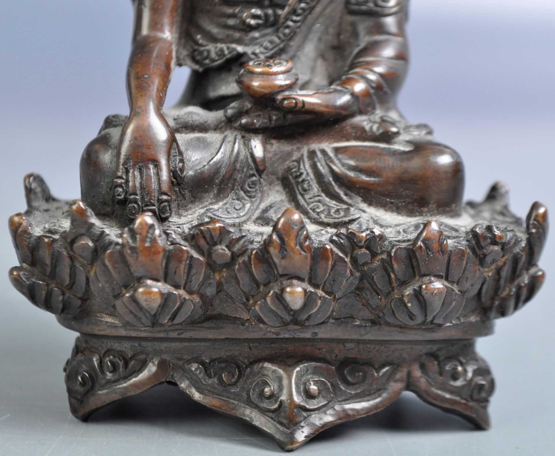 ANTIQUE 19TH CENTURY CHINESE BRONZE BUDDHA - Bild 3 aus 4