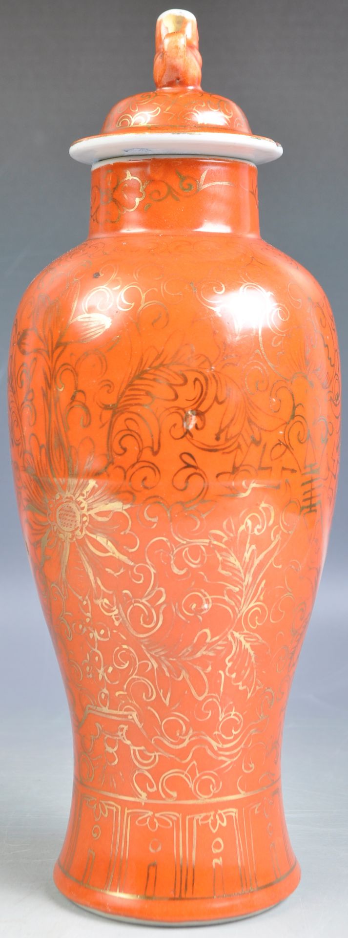 19TH CENTURY CHINESE PORCELAIN URN VASE WITH GILT DECORATION - Bild 6 aus 7