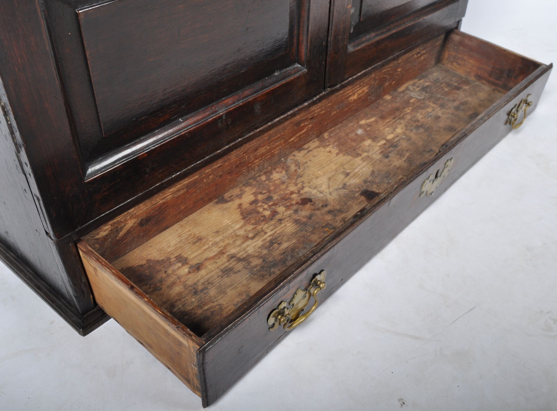 ANTIQUE GEORGIAN OAK HANGING WALL CABINET WITH DRAWER - Image 5 of 5