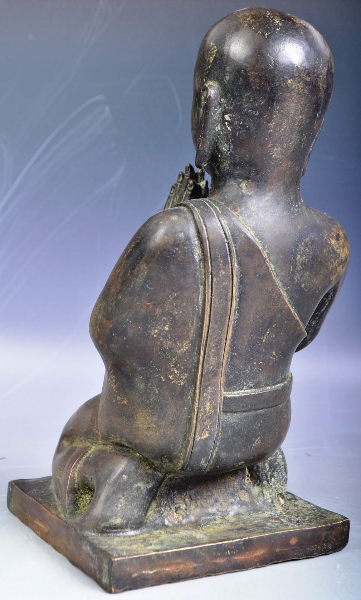 ANTIQUE 18TH CENTURY CHINESE BRONZE OF A KNEELING BUDDHA - Bild 3 aus 5