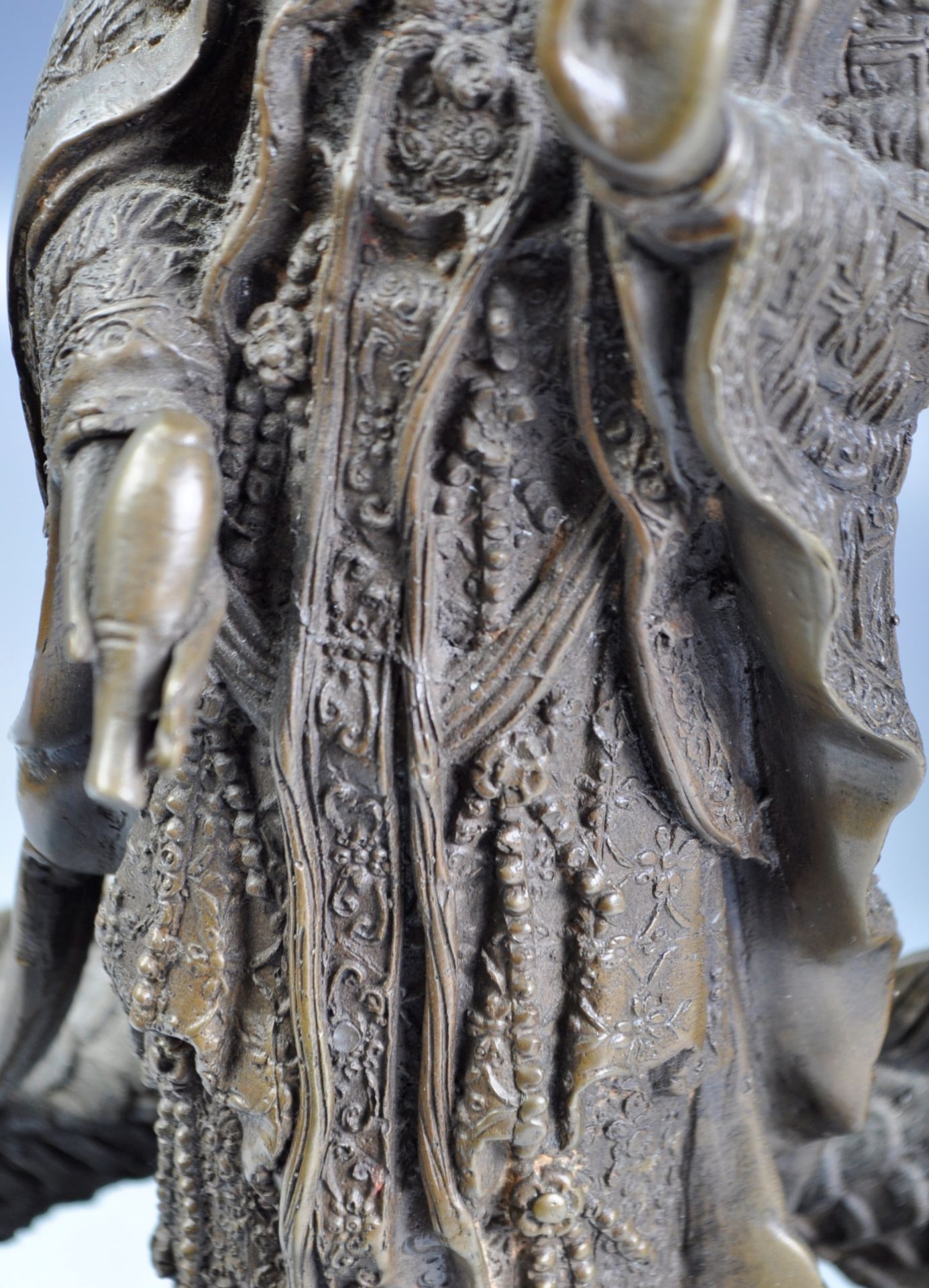 20TH CENTURY CHINESE BRONZE OF GUANYIN ON DRAGON - Bild 6 aus 7