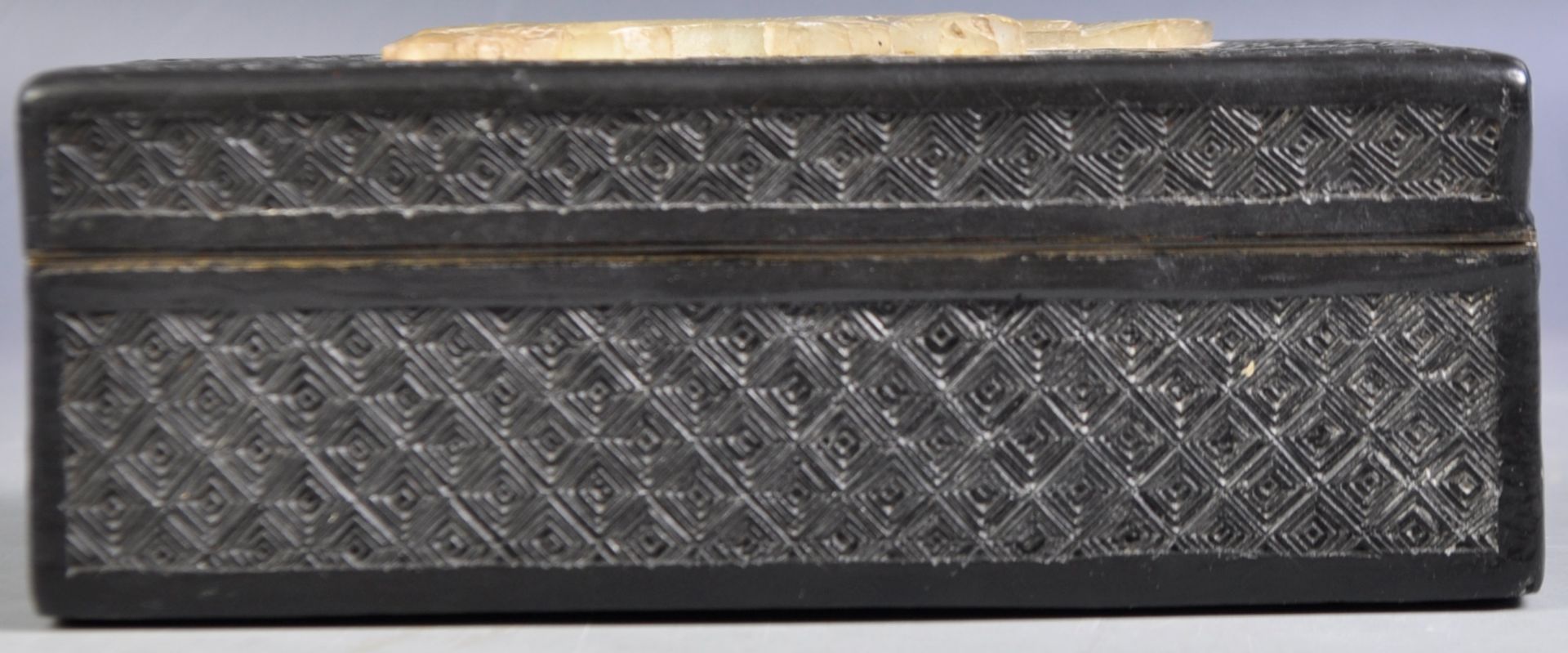 19TH CENTURY CHINESE BLACK LACQUERED BOX WITH JAD DRAGON ATOP - Bild 4 aus 5