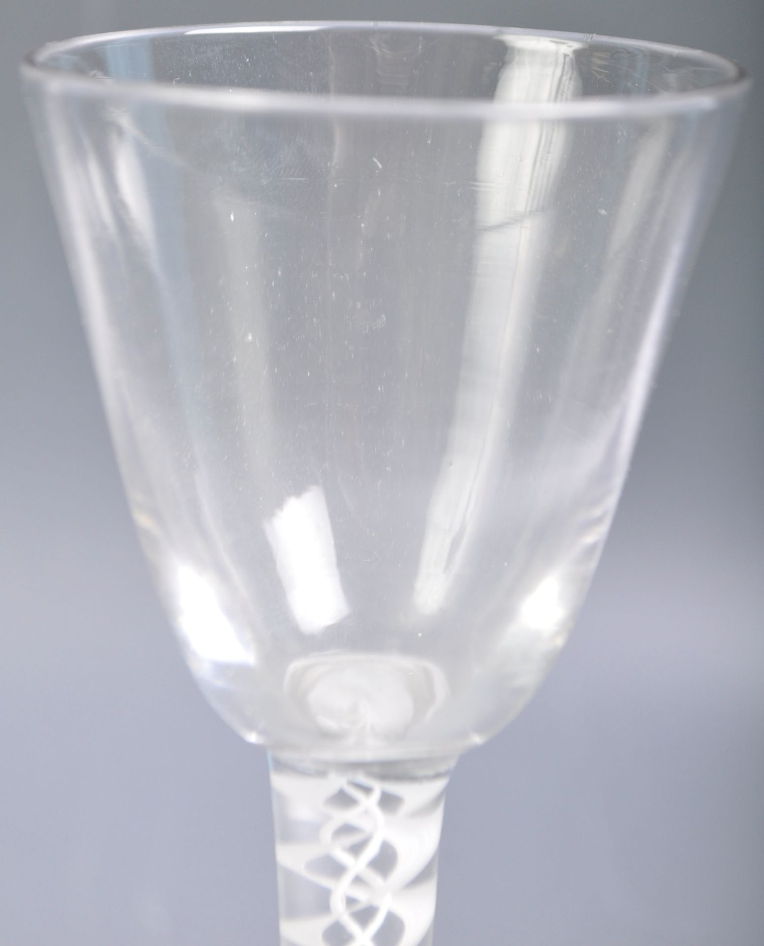 MID 18TH CENTURY GEORGIAN DOUBLE SERIES OPAQUE TWIST WINE GLASS - Image 4 of 5