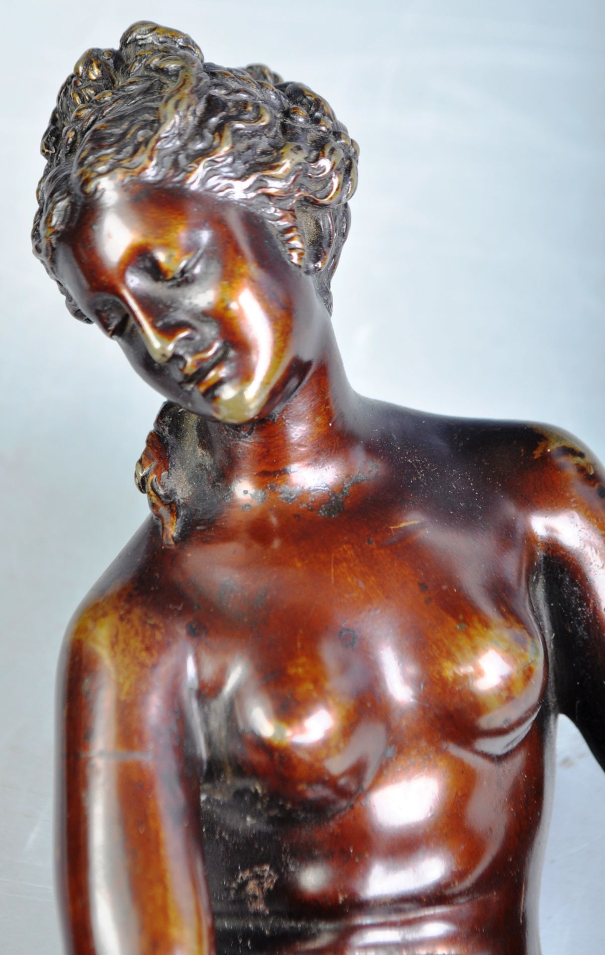 19TH PAIR OF ITALIAN BRONZED - VENUS APHRODITE BATHING - Image 5 of 8