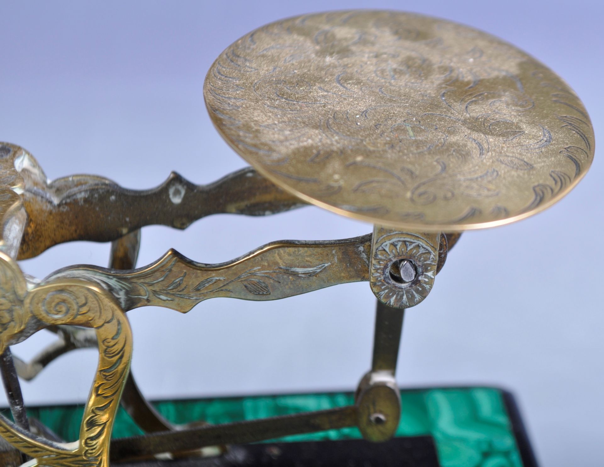 19TH CENTURY VICTORIAN MALACHITE AND BLACK SLATE WEIGHING SCALES - Bild 3 aus 8