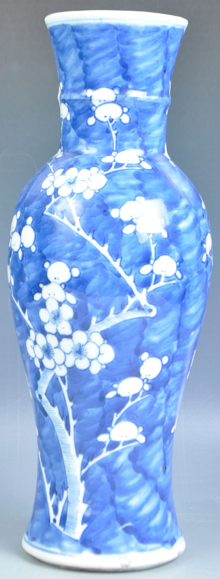 19TH CENTURY CHINESE BLUE & WHITE PRUNUS PATTERN VASE - Image 3 of 5