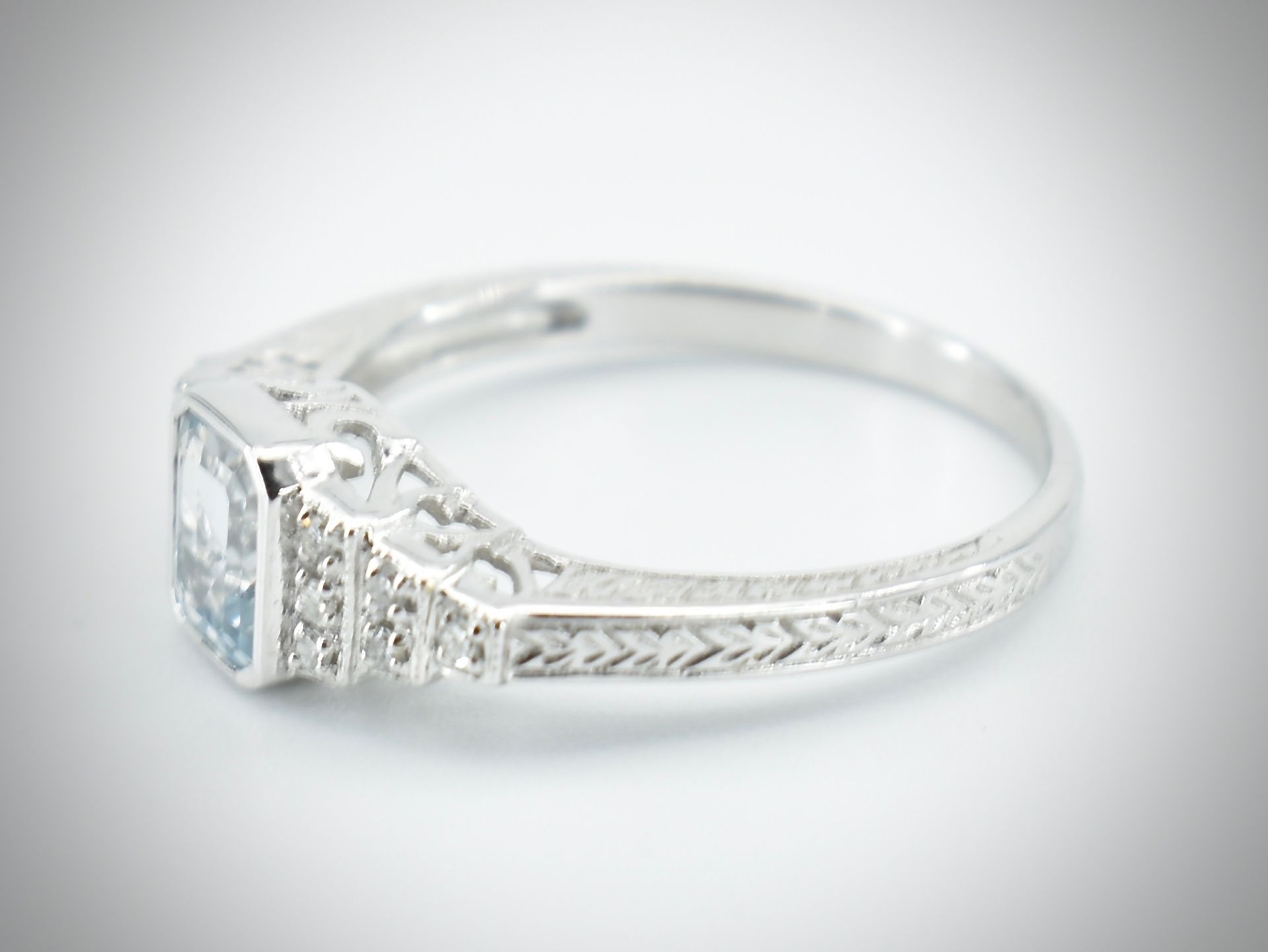 18ct White Gold Aquamarine & Diamond Ring - Image 5 of 5
