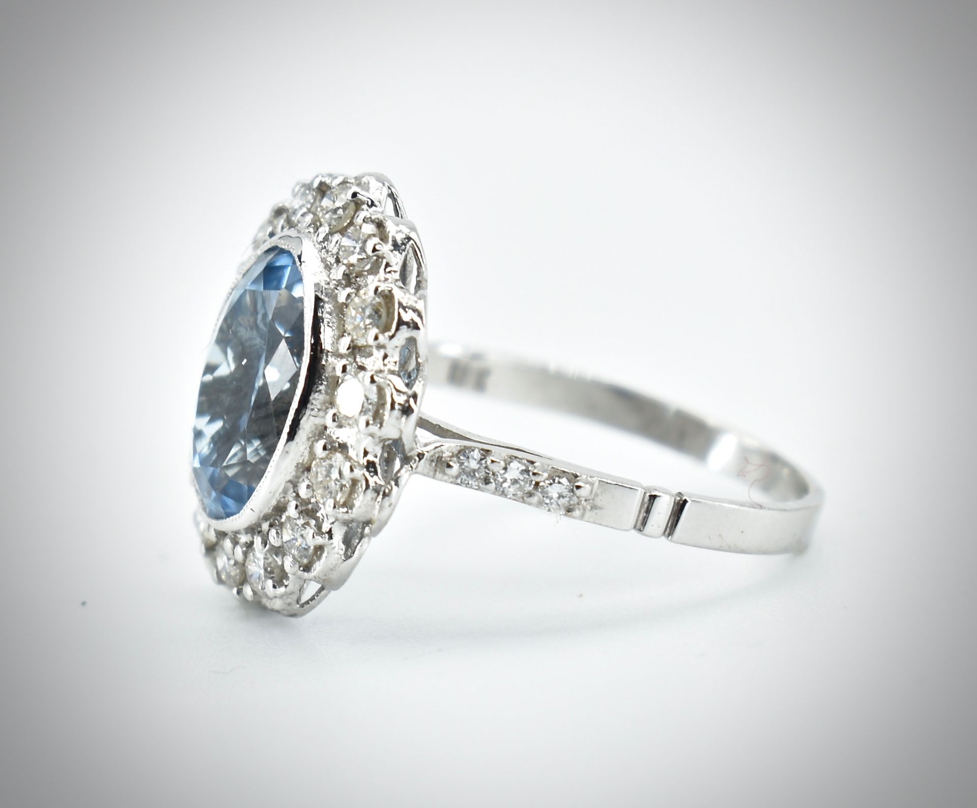 18ct White Gold Aquamarine & Diamond Cluster Ring - Image 5 of 6