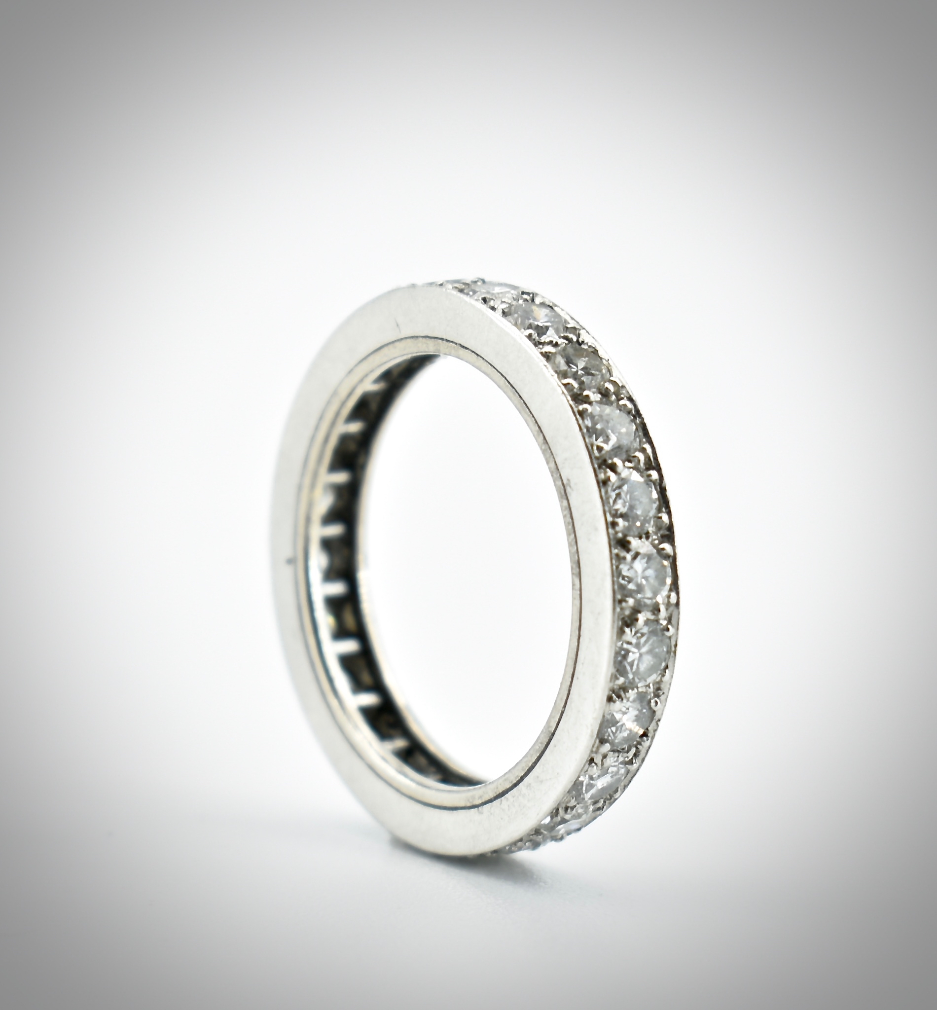 An 18ct Gold Platinum & Diamond Eternity Ring - Image 2 of 2