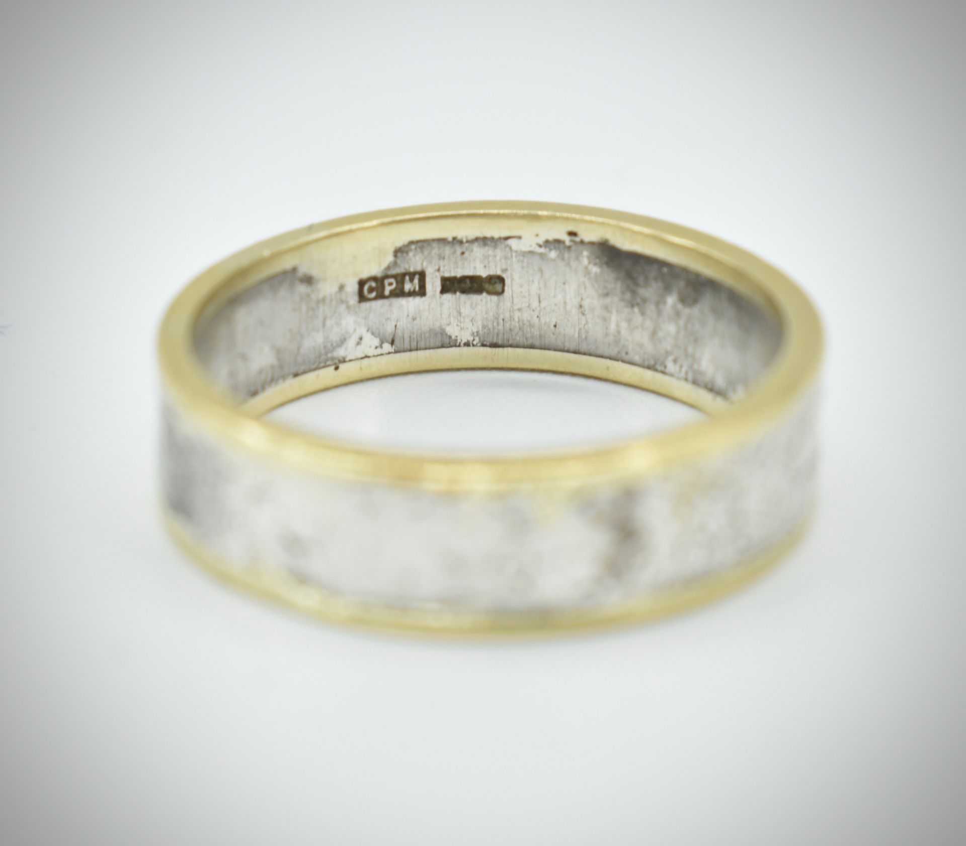 A 9ct White & Yellow Gold Bi-Coloured Band Ring - Image 2 of 2