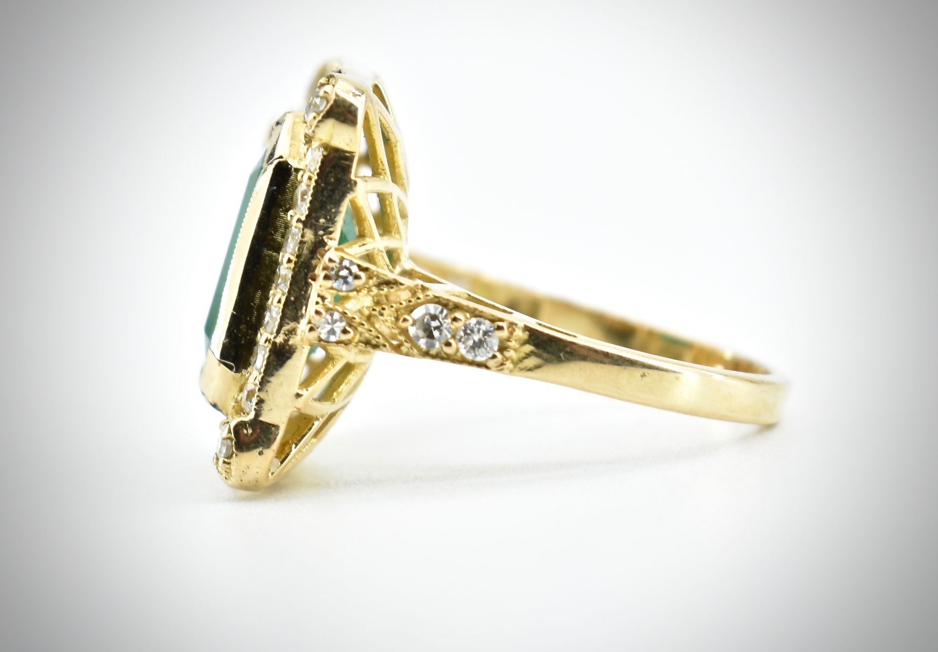 18ct Gold Emerald & Diamond Ring - Image 3 of 5