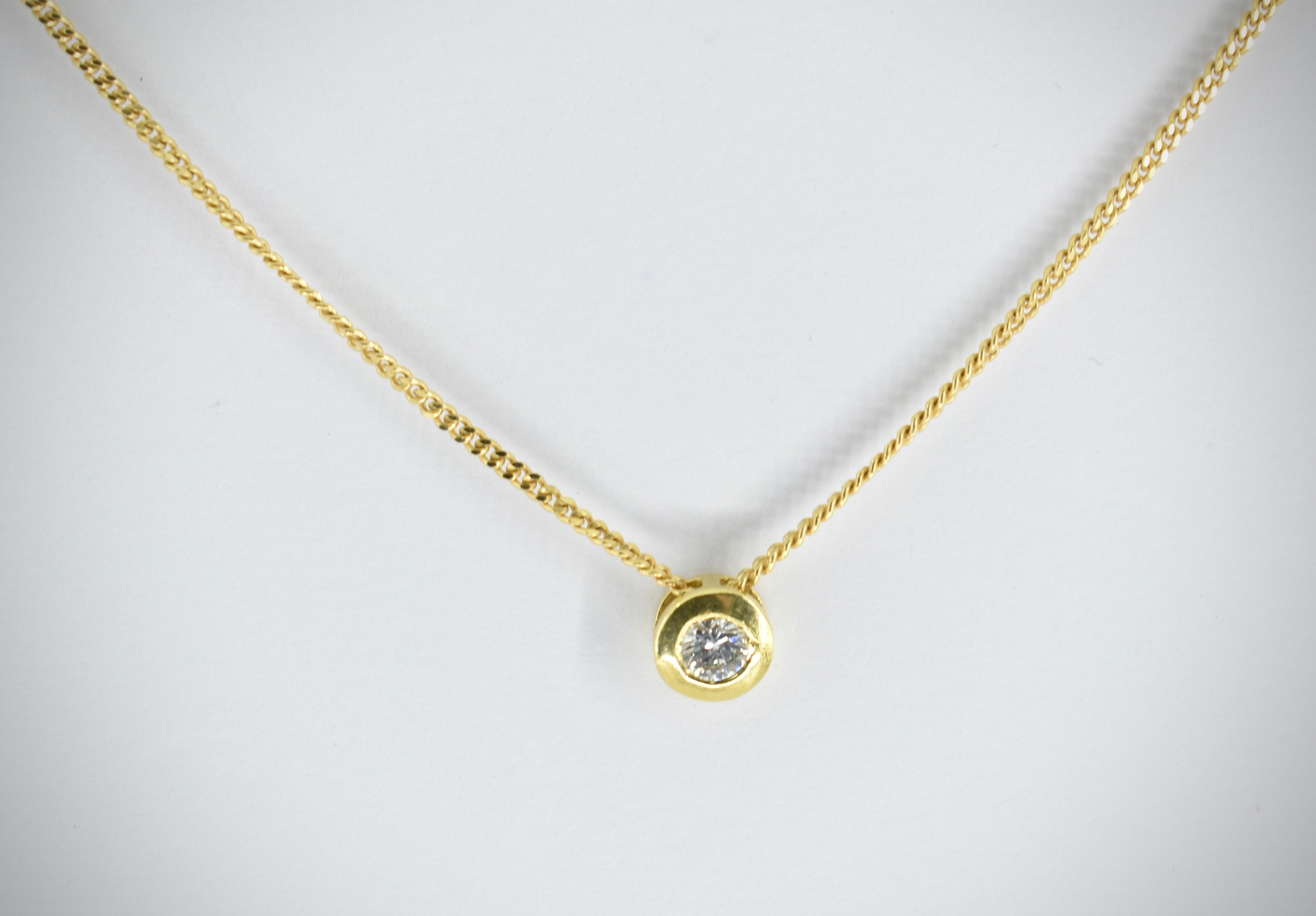 18ct Gold & Single Stone Diamond Pendant & Necklace