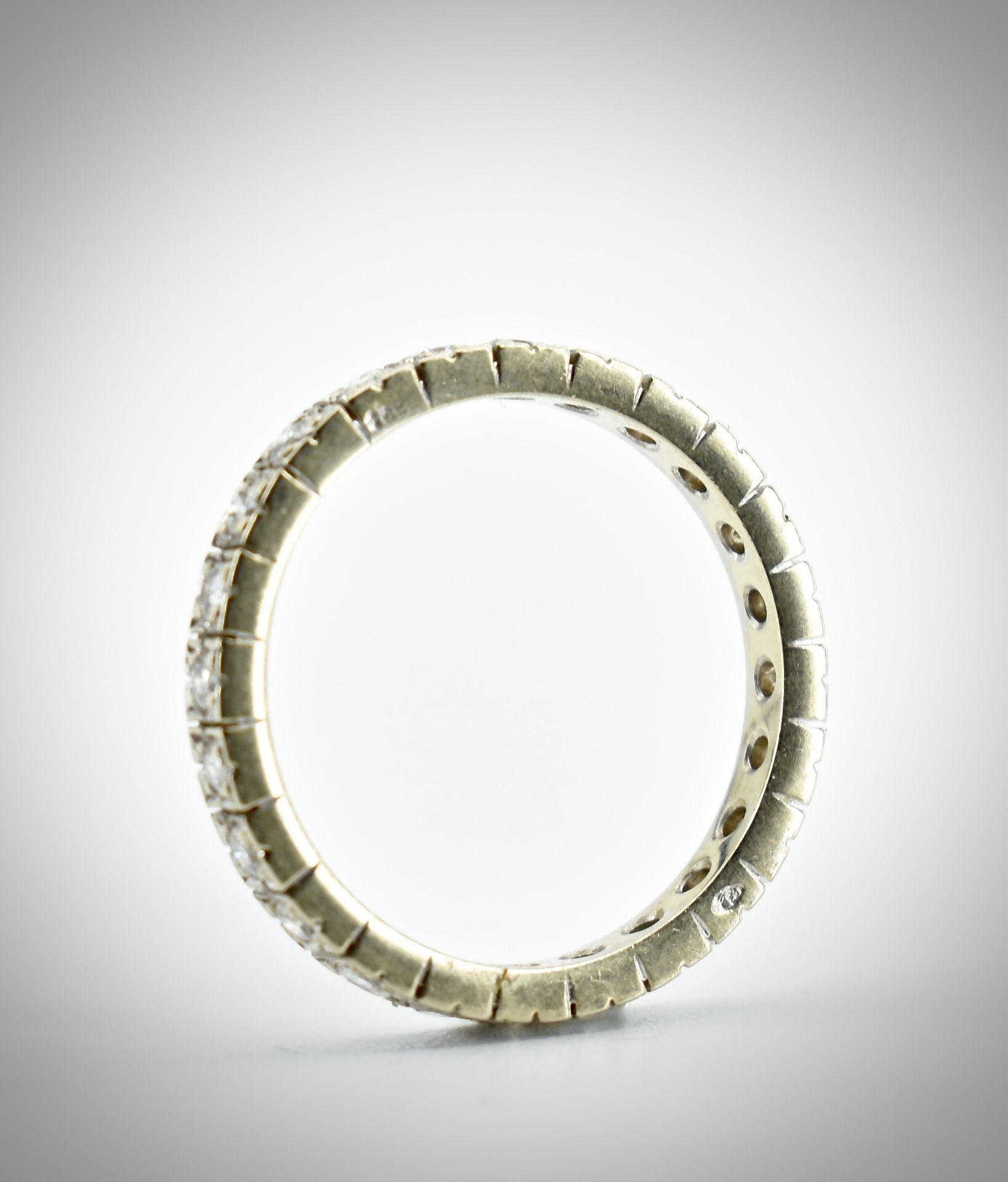 18ct Gold & Diamond Eternity Ring - Image 2 of 3