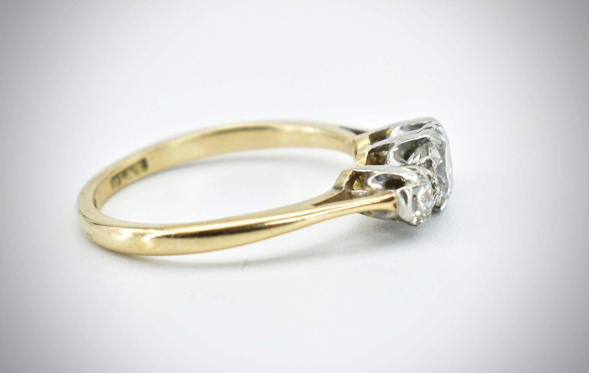 18ct Gold Platinum & Diamond Three Stone Ring - Image 4 of 5