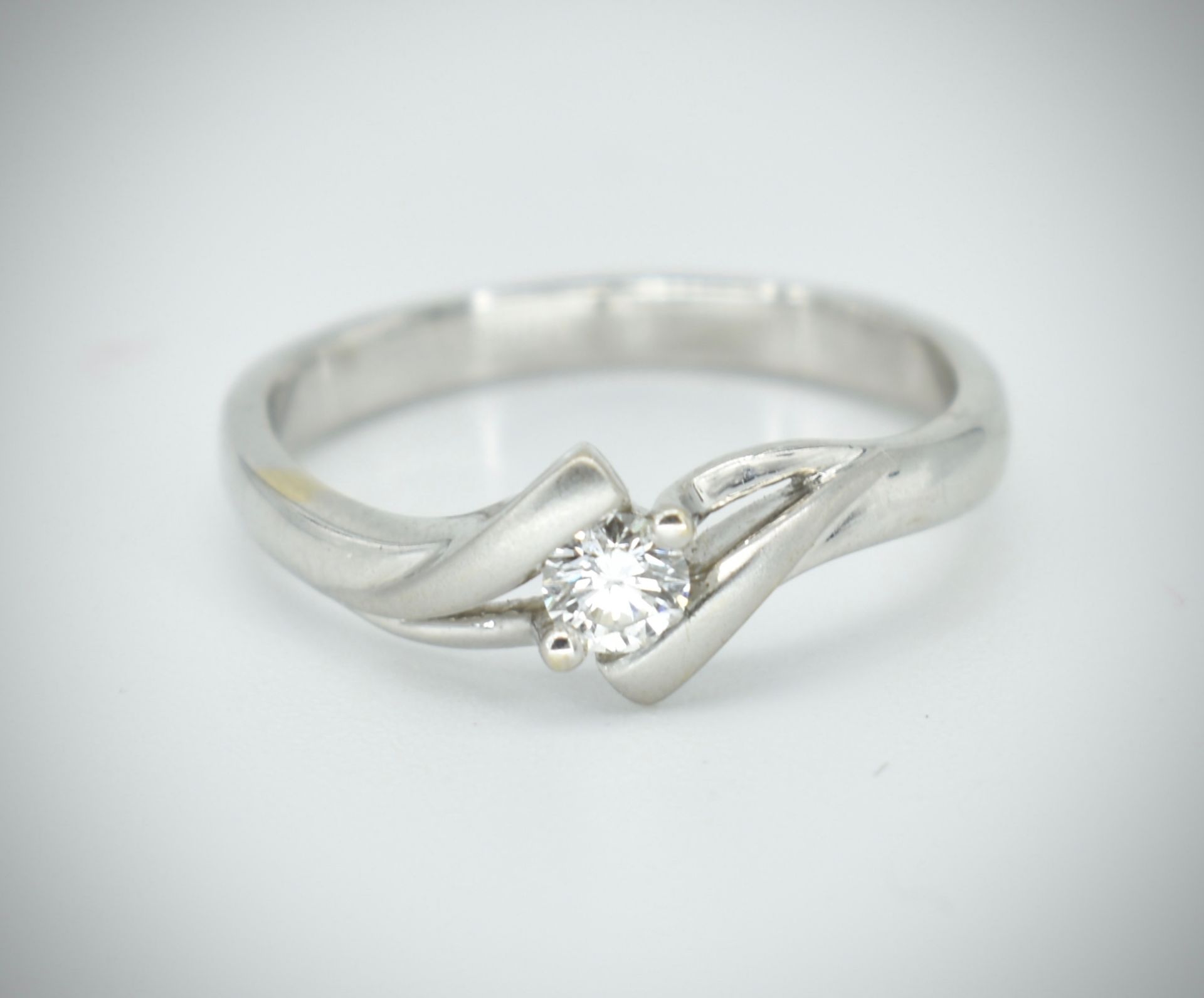 18ct White Gold & Diamond Single Stone Ring