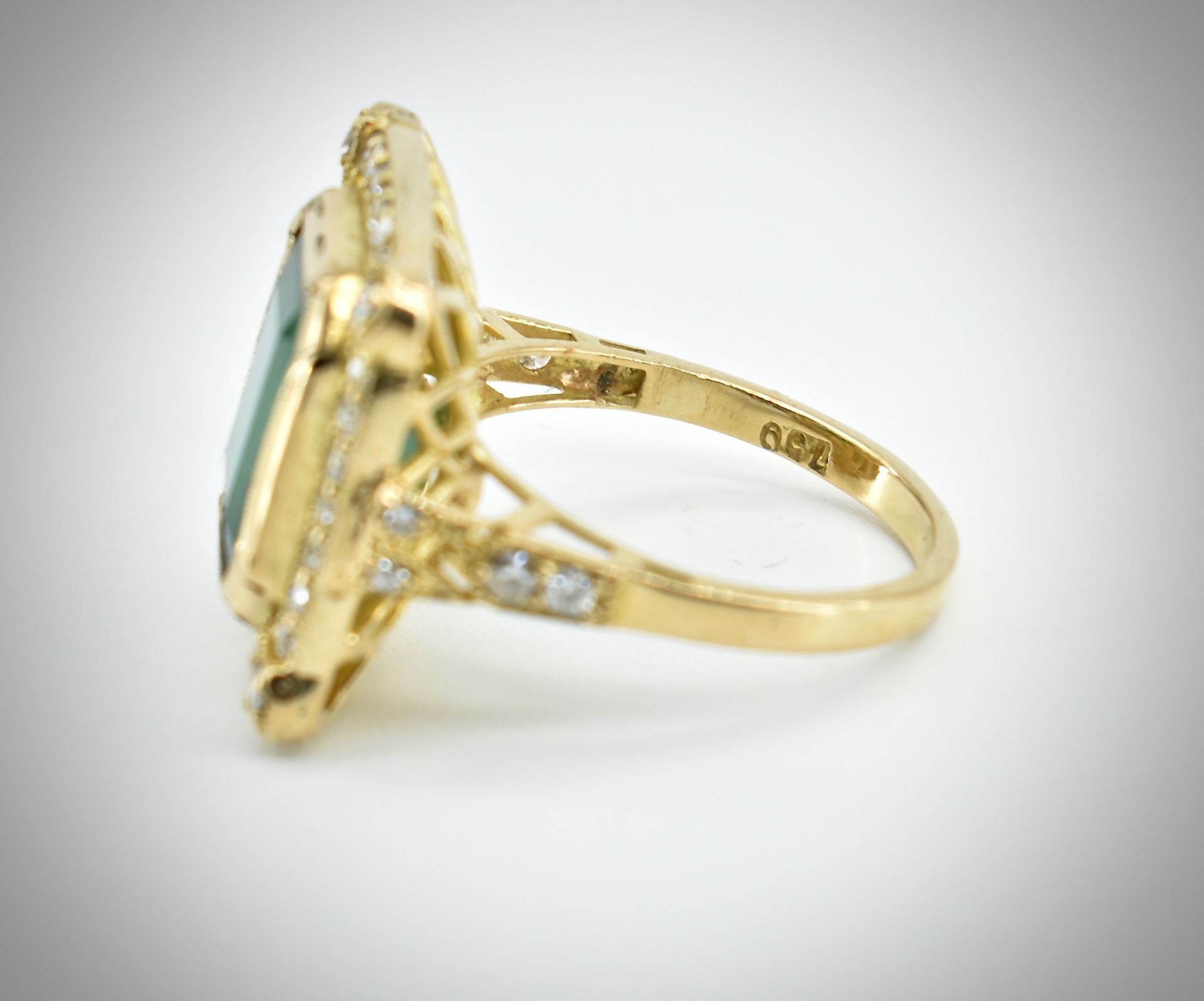 18ct Gold Emerald & Diamond Ring - Image 2 of 5