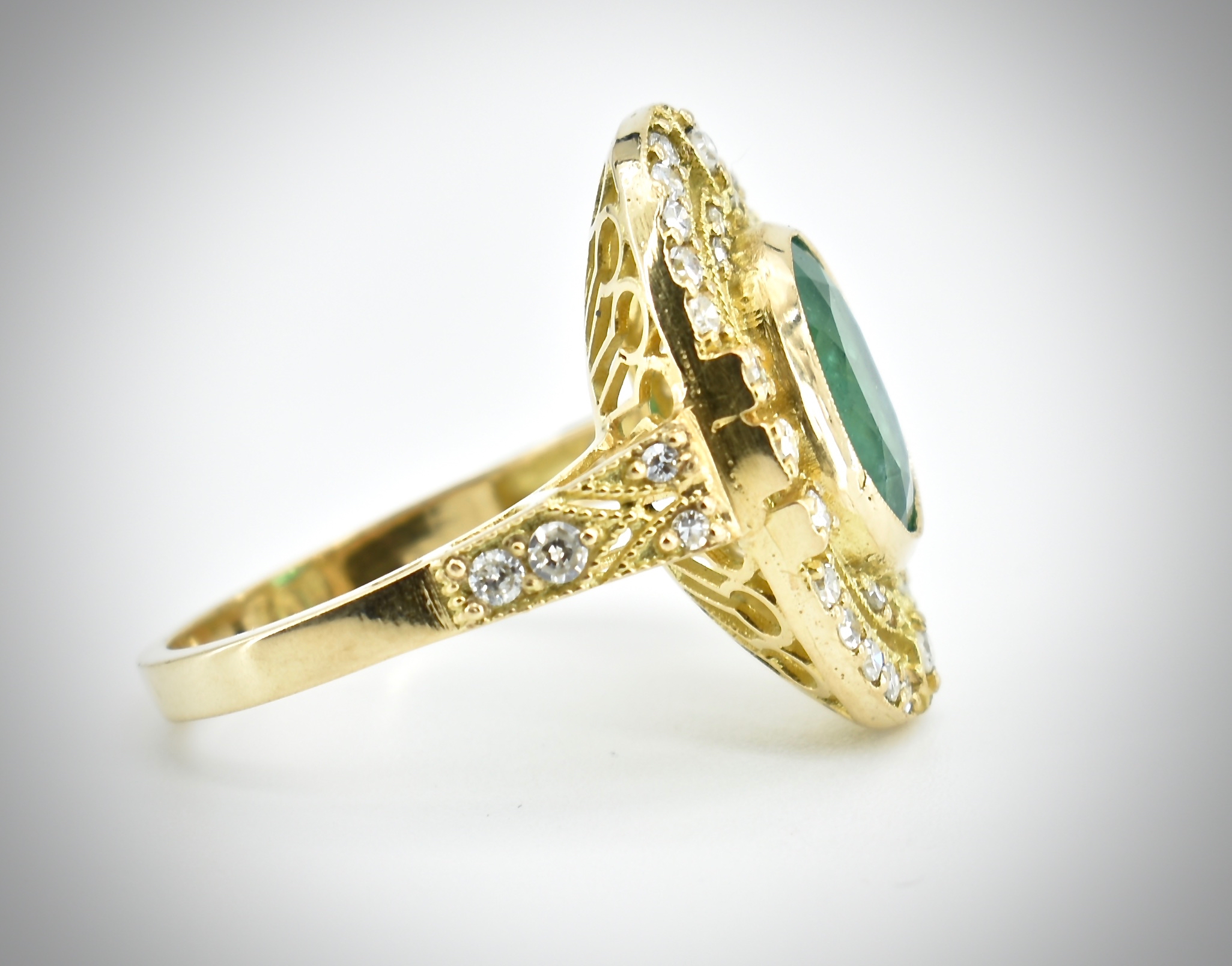 18ct Gold Emerald & Diamond Ring - Image 2 of 5