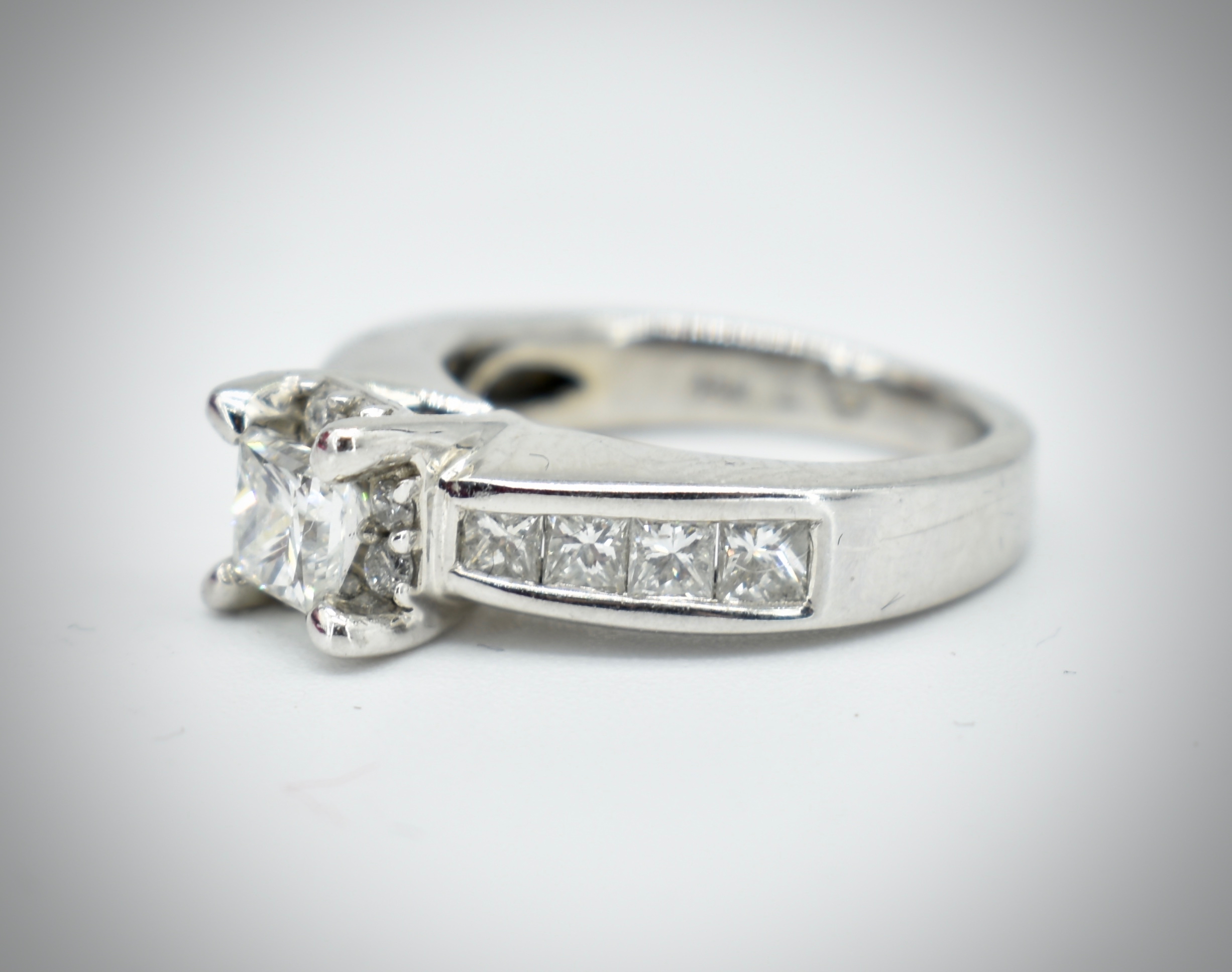 14ct White Gold & Diamond Princess Cut Channel Set Ring - Image 3 of 4