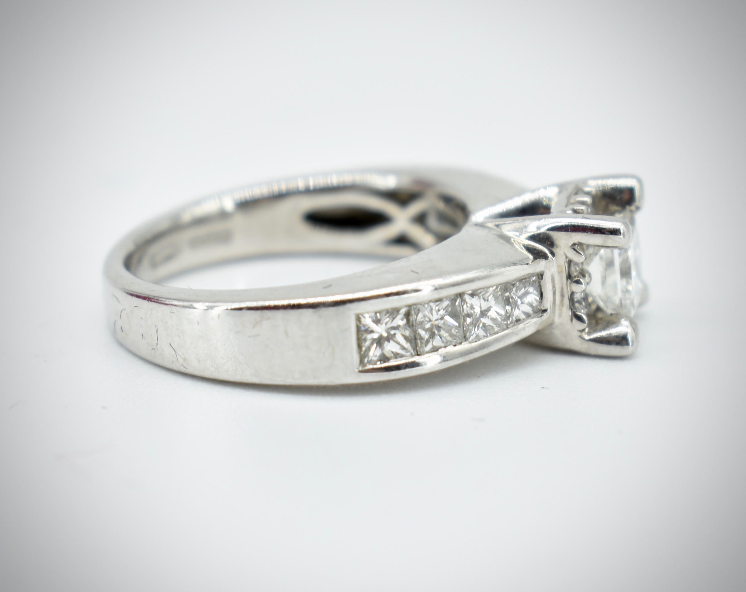 14ct White Gold & Diamond Princess Cut Channel Set Ring - Image 4 of 4