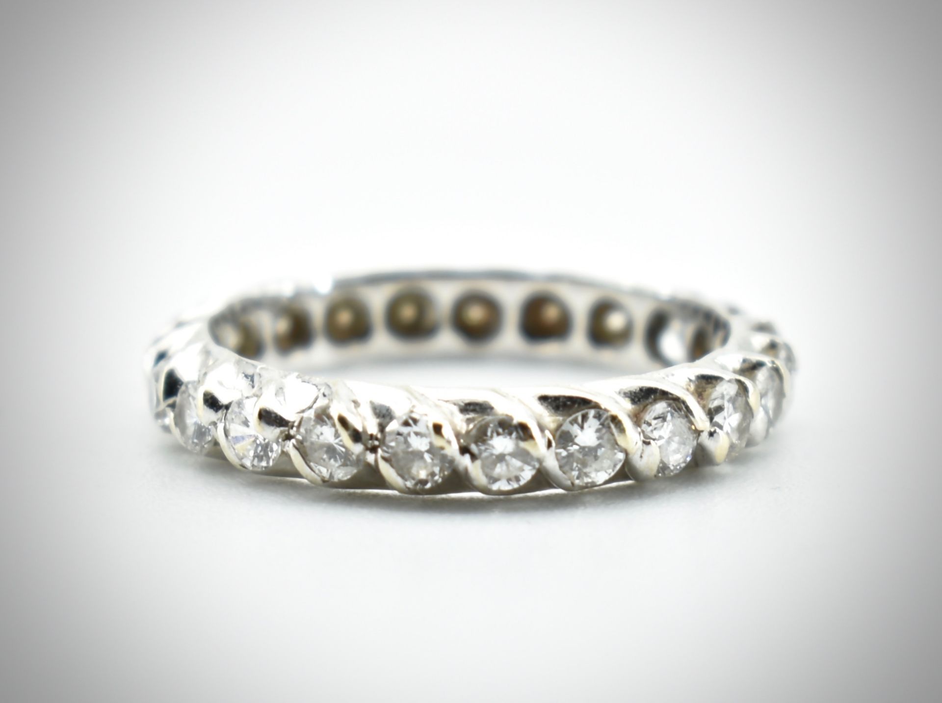 18ct White Gold & Diamond Eternity Ring - Image 3 of 3