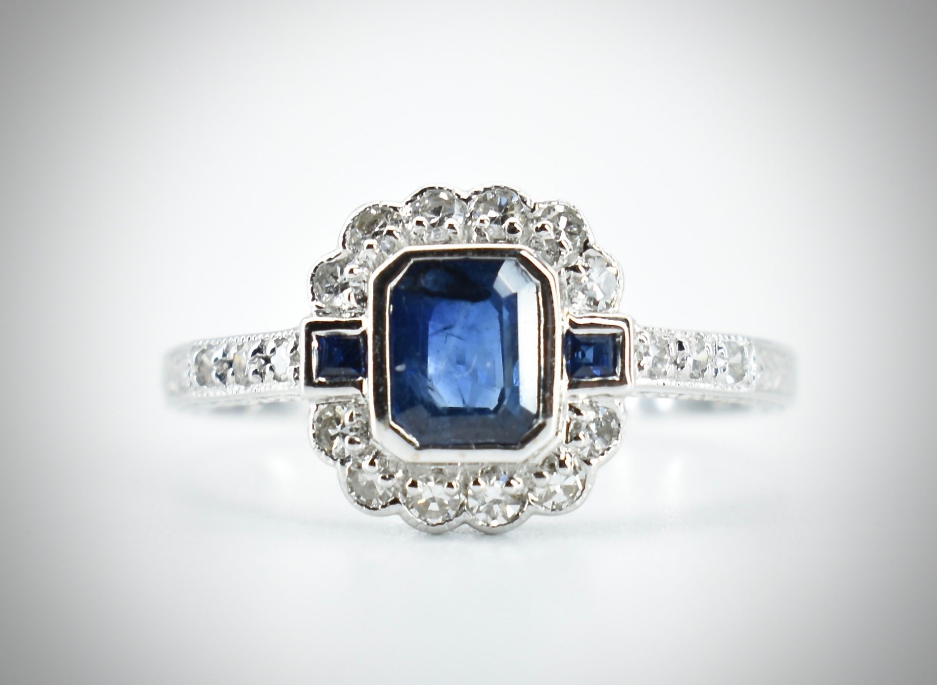 18ct White Gold Sapphire & Diamond Ring - Image 2 of 5