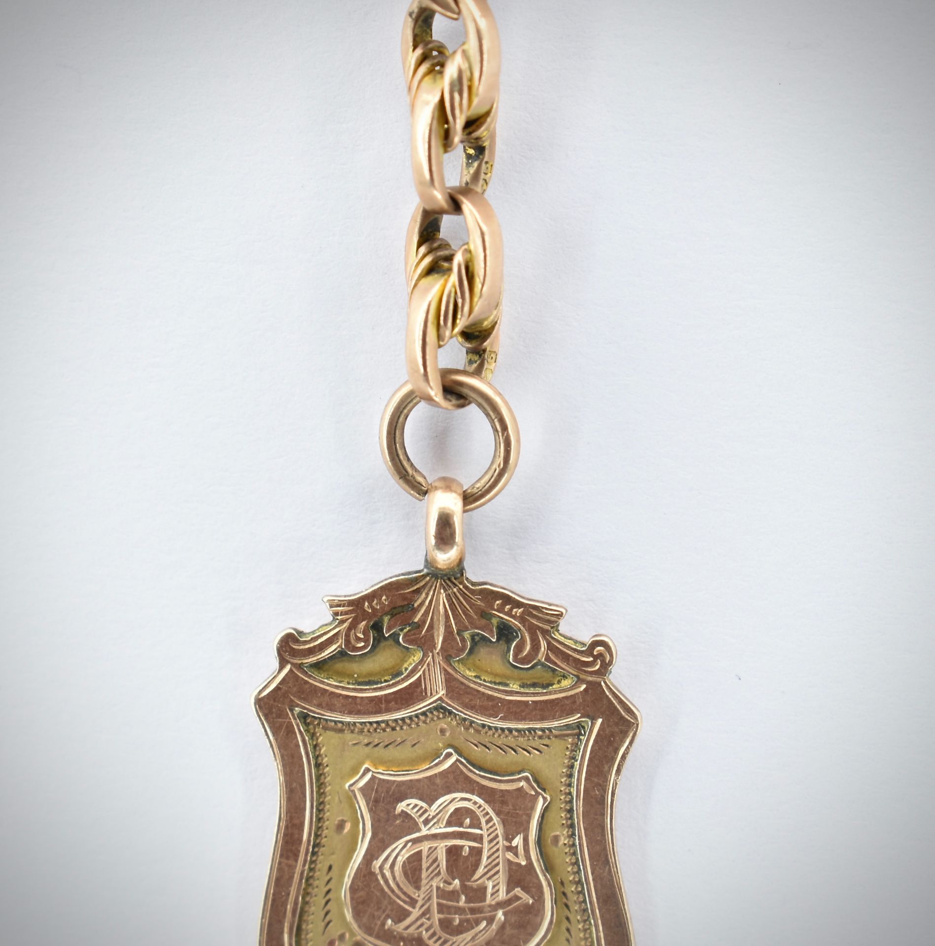 A Victorian 19th Century 9ct gold Albert Chain & Fob w/ Bar - Image 4 of 5