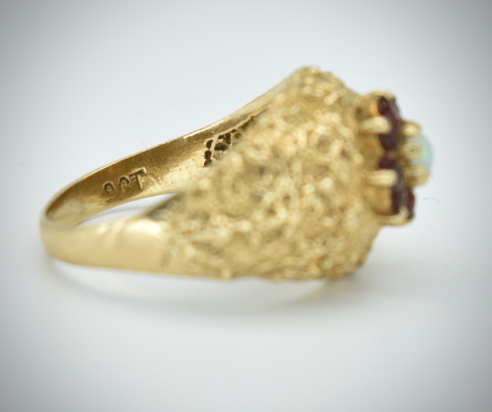 9ct Gold Opal & Garnet Dome Ring - Image 3 of 4