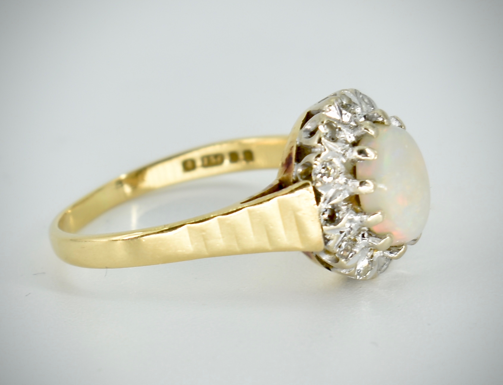 18ct Gold Opal & Diamond Cluster Ring - Image 3 of 4
