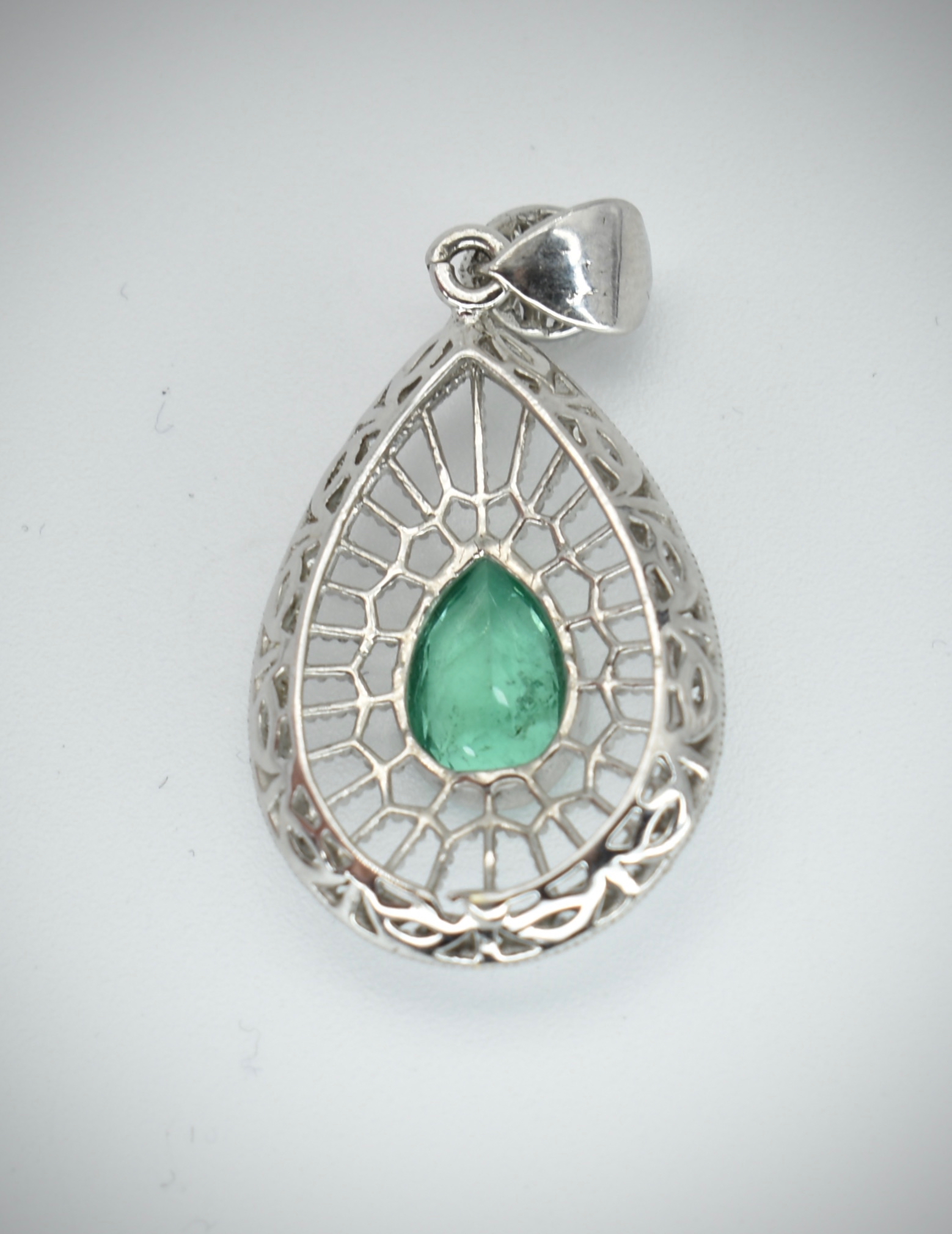 18ct Gold Emerald & Diamond Necklace Pendant - Image 2 of 2